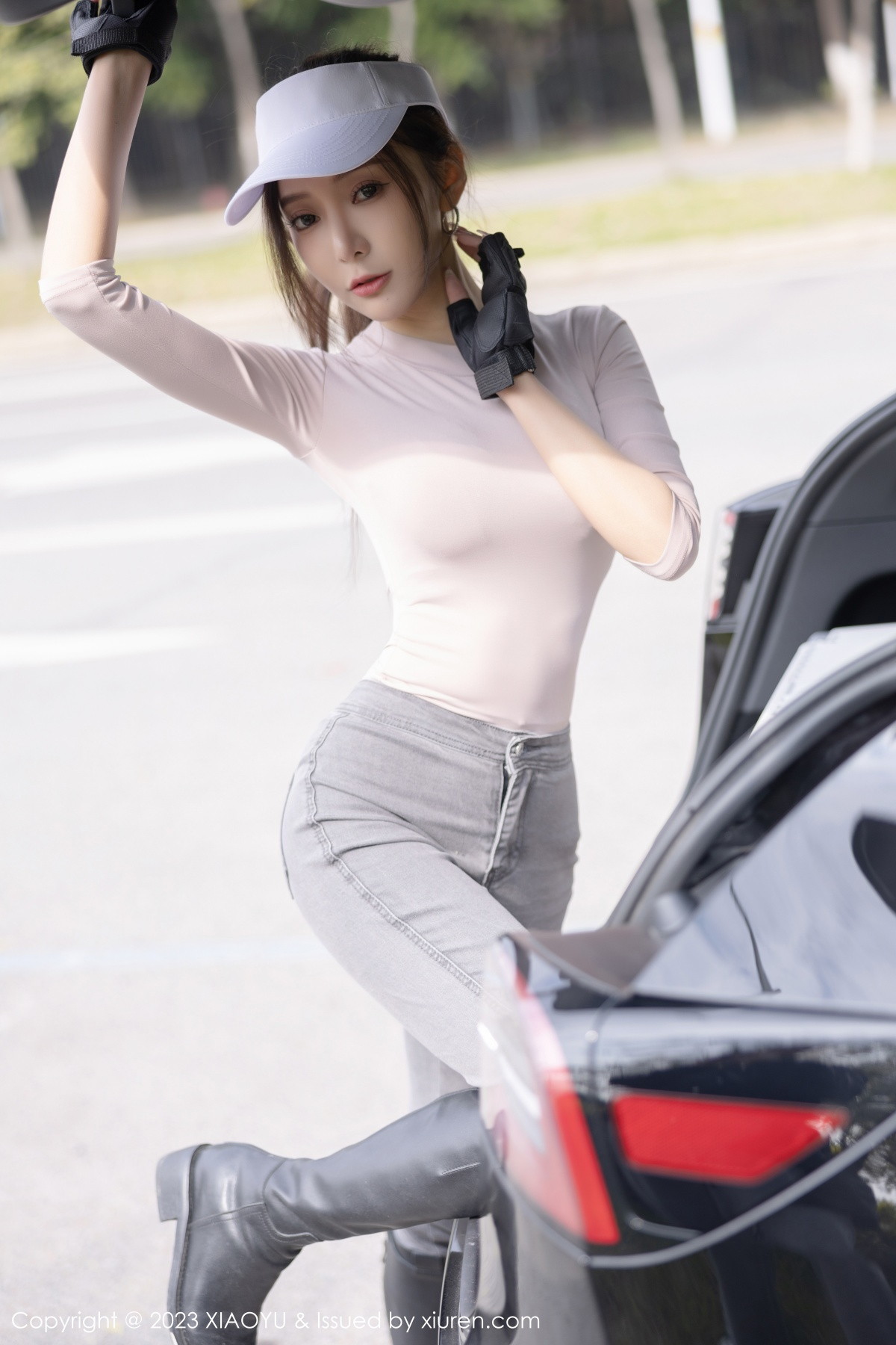 Xgyw.Net_[XiaoYu画语界]Vol.952_女神王馨瑶yanni户外浅灰收身上衣配牛仔裤秀完美身材诱惑写真86P