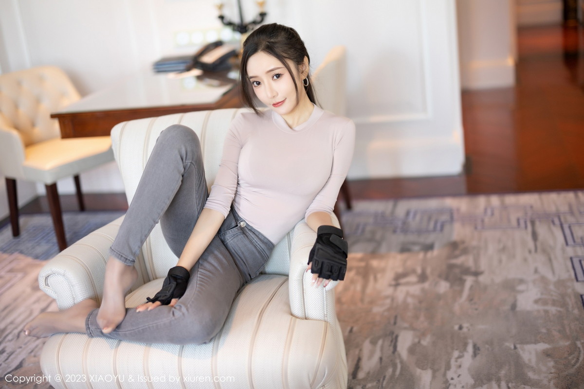 Xgyw.Net_[XiaoYu画语界]Vol.952_女神王馨瑶yanni户外浅灰收身上衣配牛仔裤秀完美身材诱惑写真86P