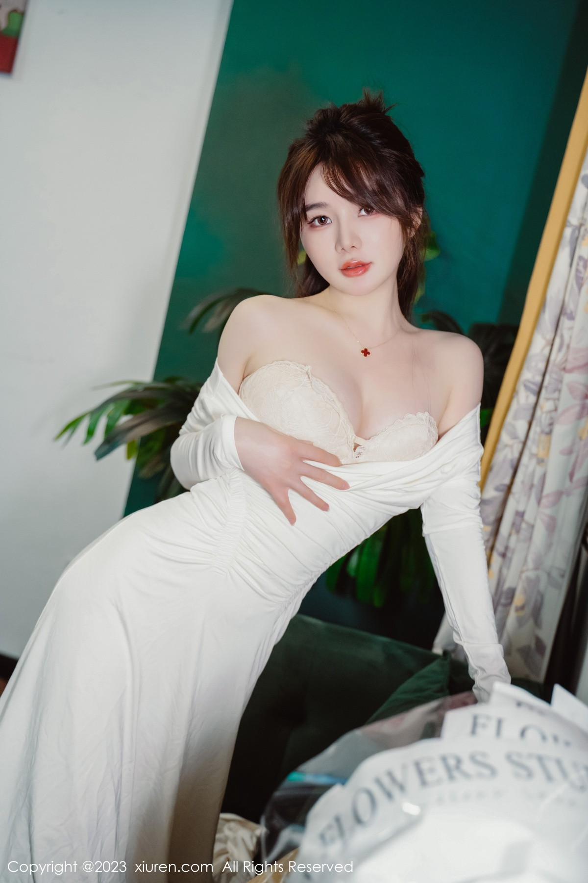 Xgyw.Net_XiuRen第6182期_模特婠婠么脱白色连衣长裙露蕾丝内衣配开档白丝迷人诱惑写真79P