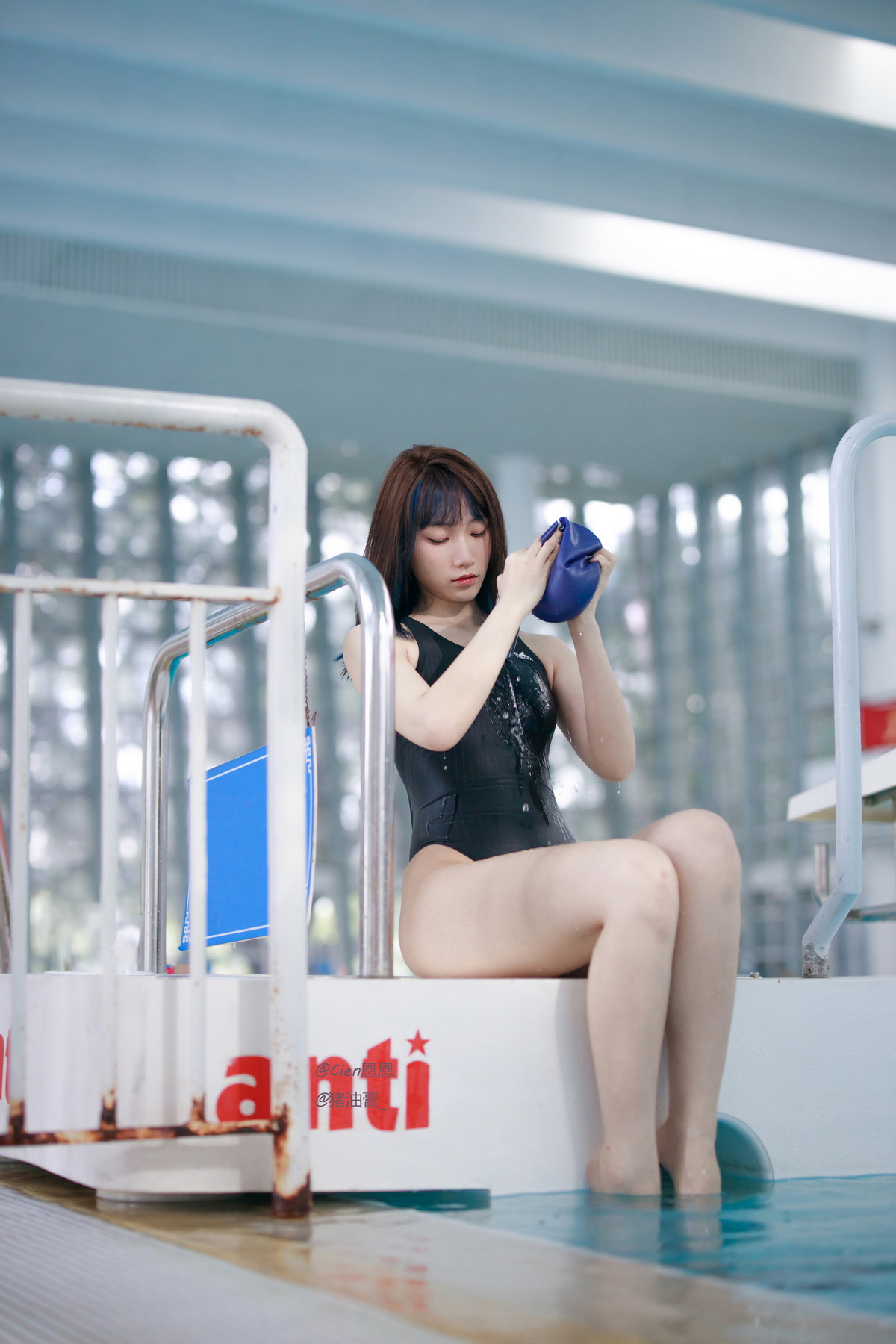 Xgyw.Net_Corer美女Cien恩恩竞泳主题泳池边性感黑色连体泳衣秀曼妙身姿迷人诱惑写真62P
