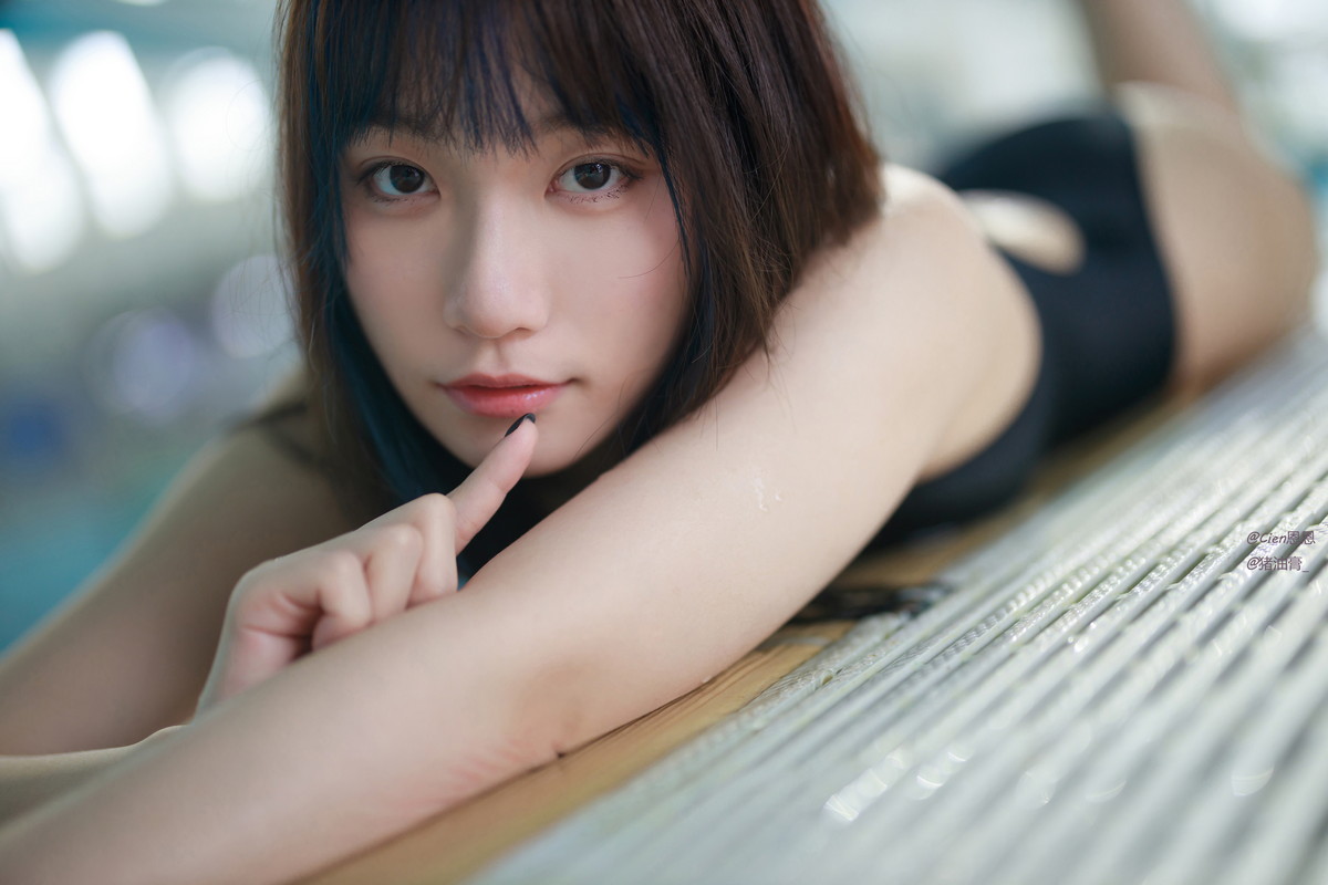 Xgyw.Net_Corer美女Cien恩恩竞泳主题泳池边性感黑色连体泳衣秀曼妙身姿迷人诱惑写真62P
