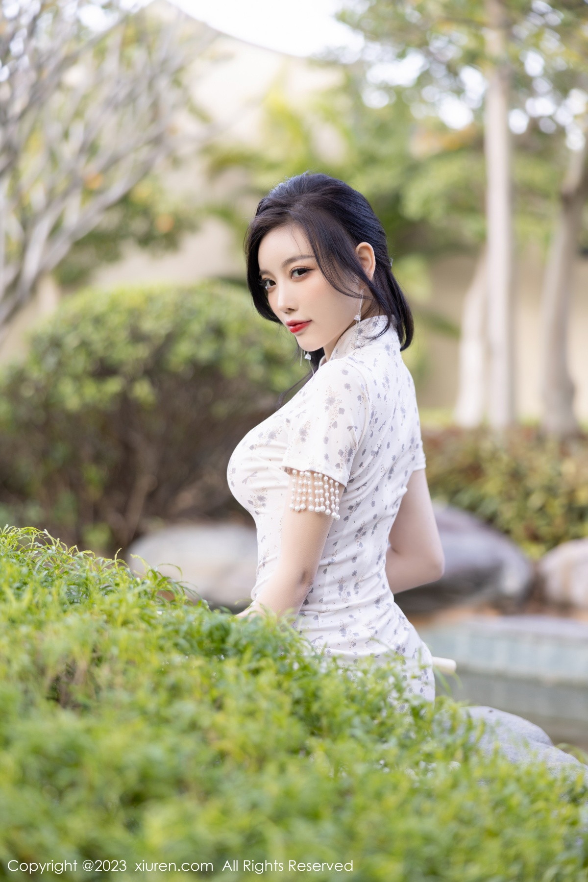 Xgyw.Net_XiuRen第6186期_女神杨晨晨Yome白色带图案旗袍露性感灰色内衣完美诱惑写真86P