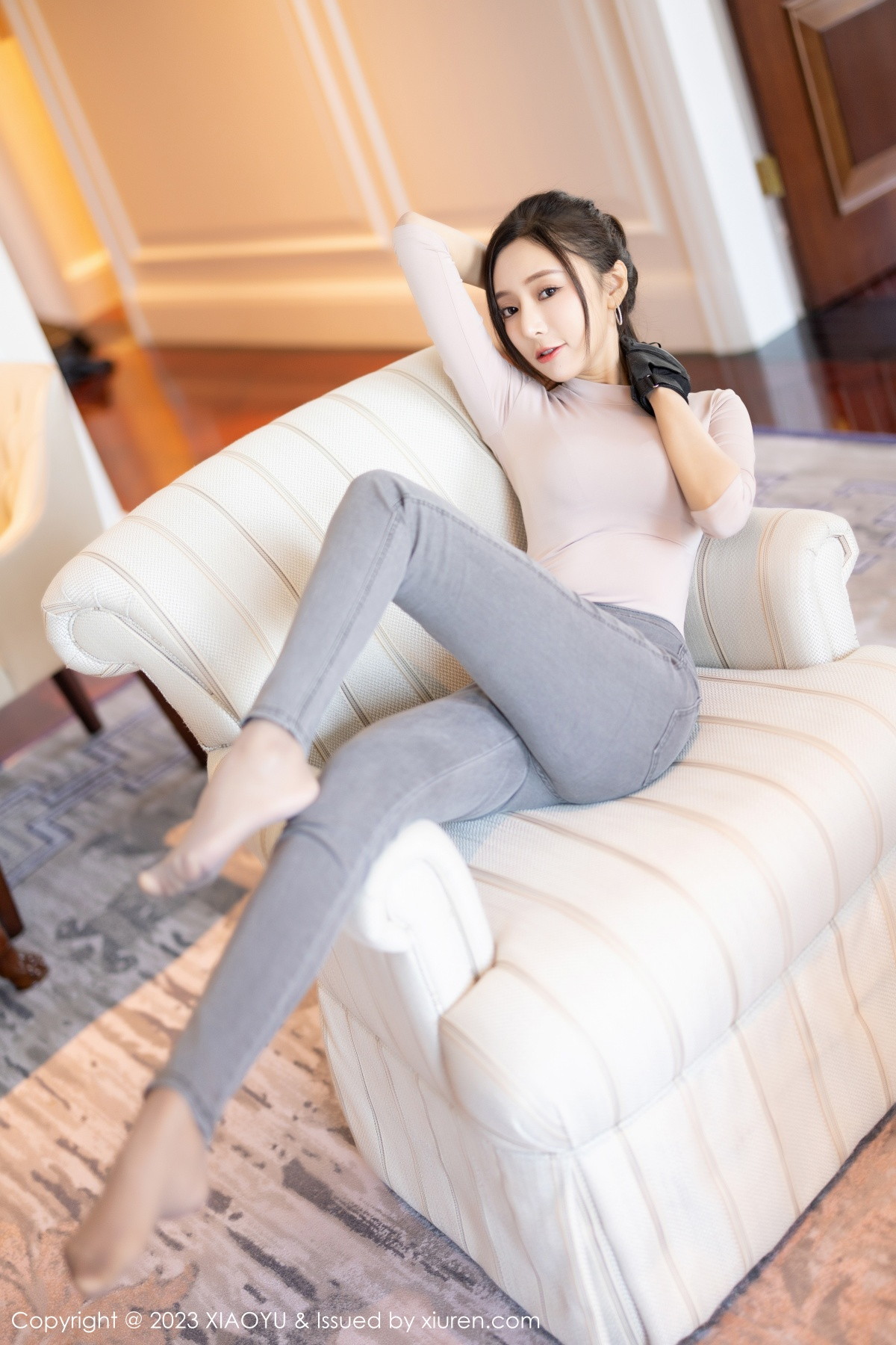 Xgyw.Net_[XiaoYu画语界]Vol.952_女神王馨瑶yanni户外浅灰收身上衣配牛仔裤秀完美身材诱惑写真86P