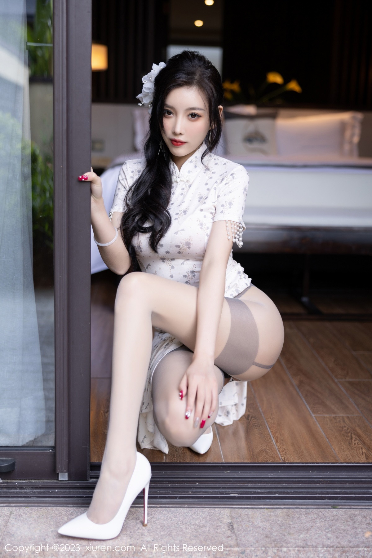 Xgyw.Net_XiuRen第6186期_女神杨晨晨Yome白色带图案旗袍露性感灰色内衣完美诱惑写真86P