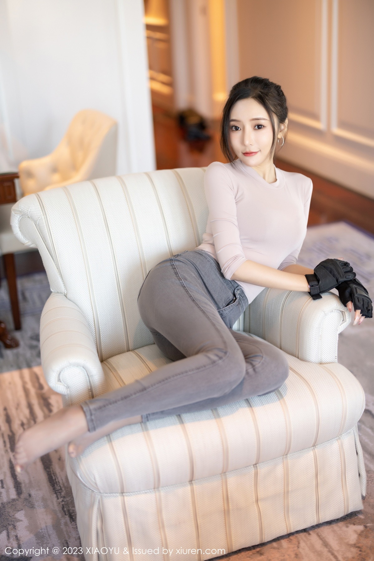Xgyw.Net_[XiaoYu画语界]Vol.952_女神王馨瑶yanni户外浅灰收身上衣配牛仔裤秀完美身材诱惑写真86P