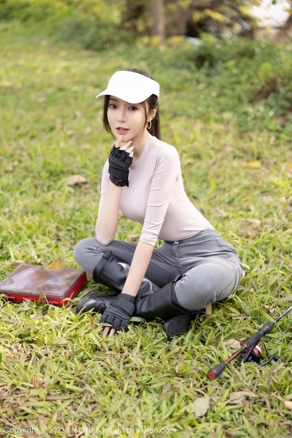 Xgyw.Net_[XiaoYu画语界]Vol.952_女神王馨瑶yanni户外浅灰收身上衣配牛仔裤秀完美身材诱惑写真86P