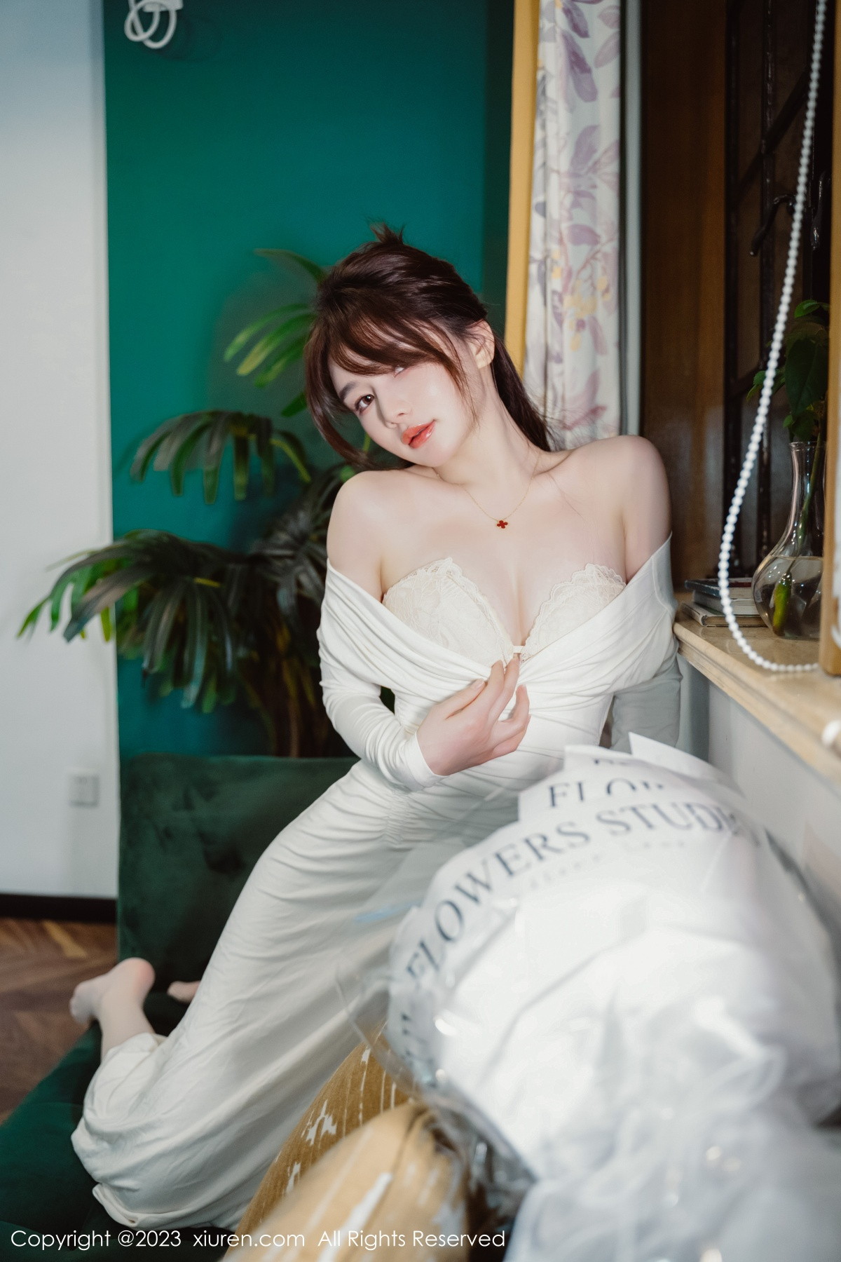 Xgyw.Net_XiuRen第6182期_模特婠婠么脱白色连衣长裙露蕾丝内衣配开档白丝迷人诱惑写真79P