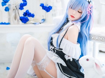 网络青春美女桜桃喵长发蕾姆主题私人性感服饰配白色蕾丝吊袜秀蜜桃臀美腿骚扰写真89P