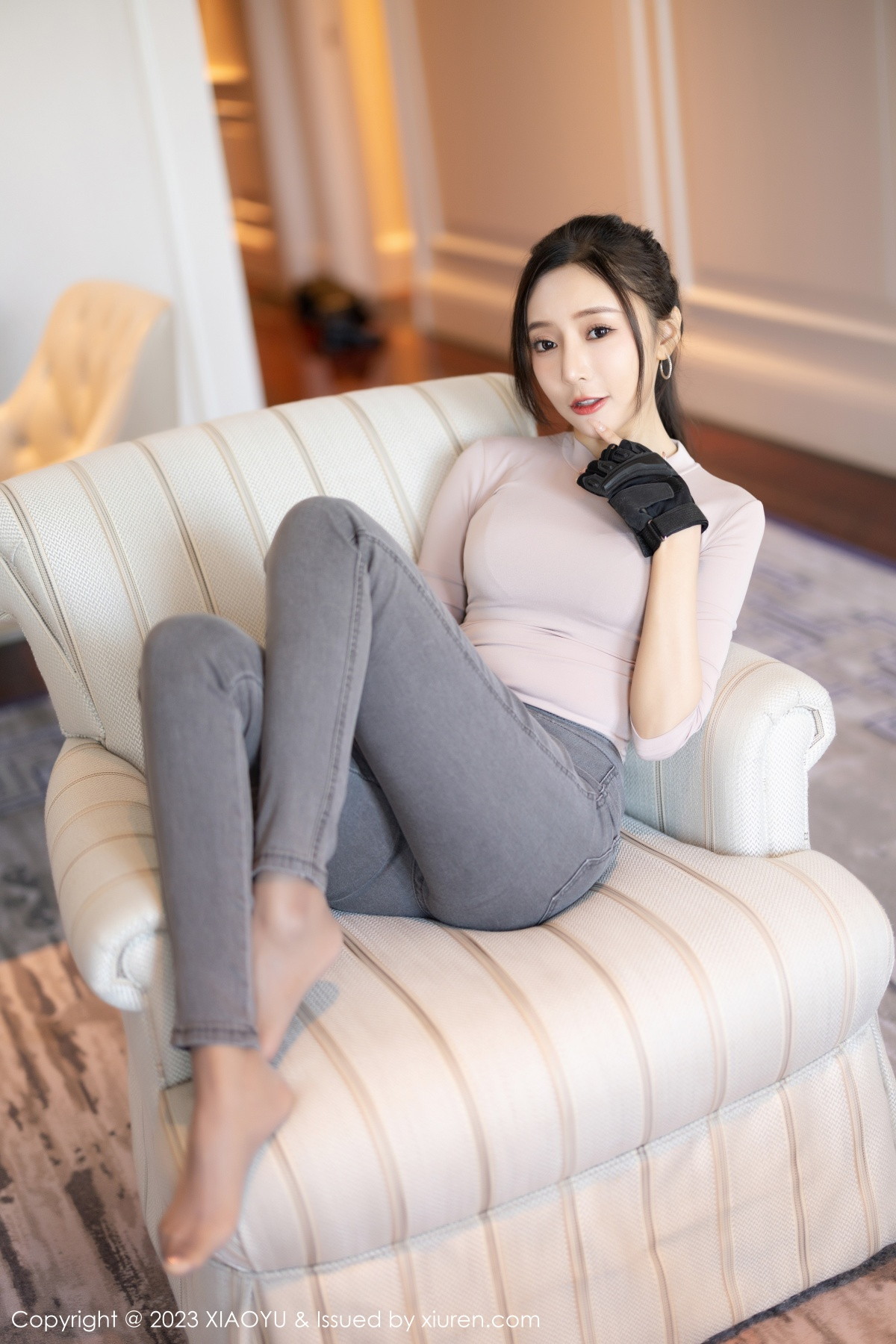 Xgyw.Net_[XiaoYu画语界]Vol.952_女神王馨瑶yanni户外浅灰收身上衣配牛仔裤秀完美身材诱惑写真86P