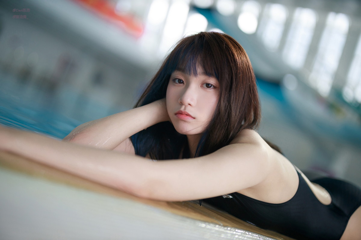 Xgyw.Net_Corer美女Cien恩恩竞泳主题泳池边性感黑色连体泳衣秀曼妙身姿迷人诱惑写真62P