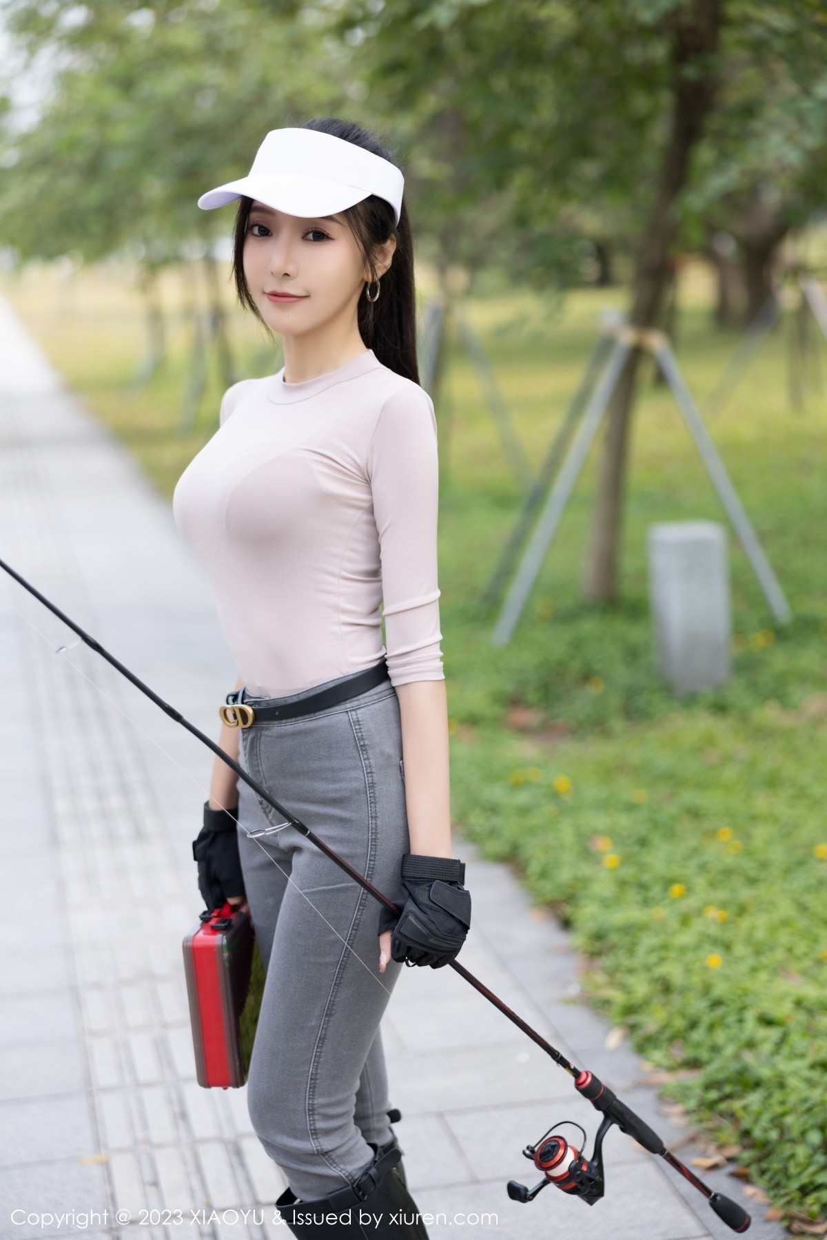 Xgyw.Net_[XiaoYu画语界]Vol.952_女神王馨瑶yanni户外浅灰收身上衣配牛仔裤秀完美身材诱惑写真86P