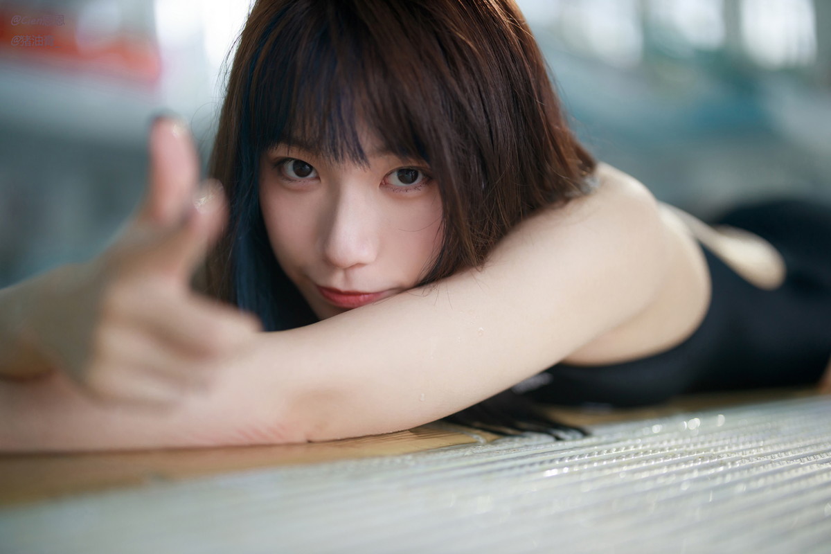 Xgyw.Net_Corer美女Cien恩恩竞泳主题泳池边性感黑色连体泳衣秀曼妙身姿迷人诱惑写真62P
