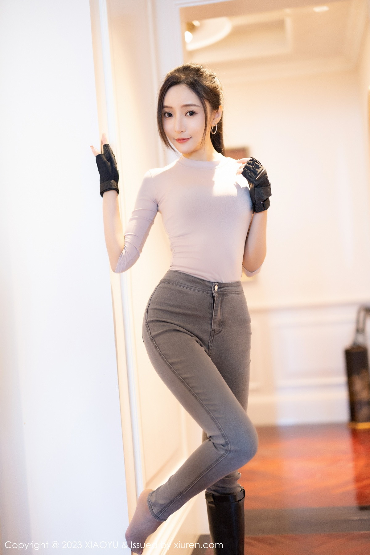 Xgyw.Net_[XiaoYu画语界]Vol.952_女神王馨瑶yanni户外浅灰收身上衣配牛仔裤秀完美身材诱惑写真86P