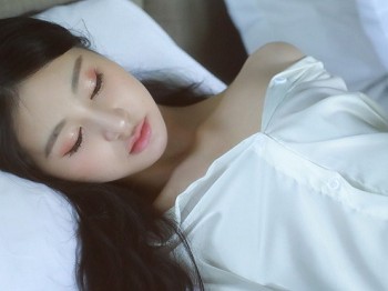 XiuRen第6183期_车模谢晚晚私人床上脱性感白T秀曼妙身姿美轮美奂迷人骚扰写真44P