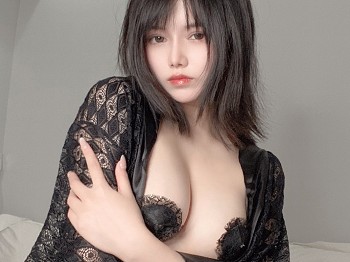 网络青春美女七月喵子回家的骚扰主题私人性感黑色缕空服饰半脱露豪乳遮点骚扰写真46P