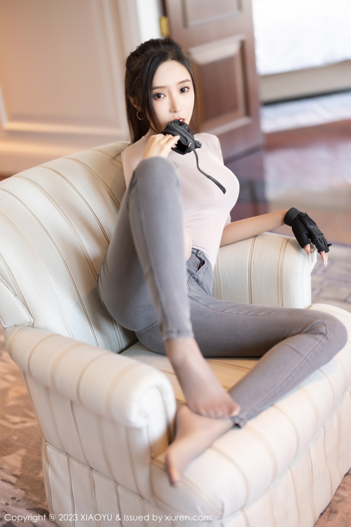 Xgyw.Net_[XiaoYu画语界]Vol.952_女神王馨瑶yanni户外浅灰收身上衣配牛仔裤秀完美身材诱惑写真86P