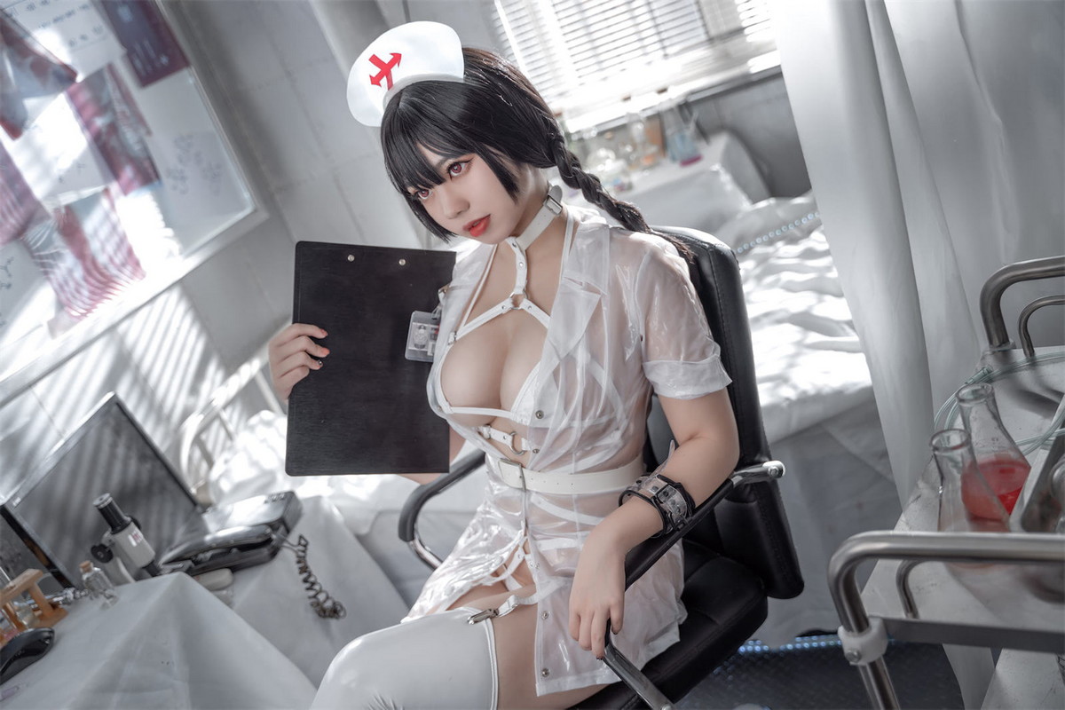 Xgyw.Net_网络美女啊日日_Ganlory未来白色护士主题性感透明胶衣装秀丰满身材诱惑写真52P