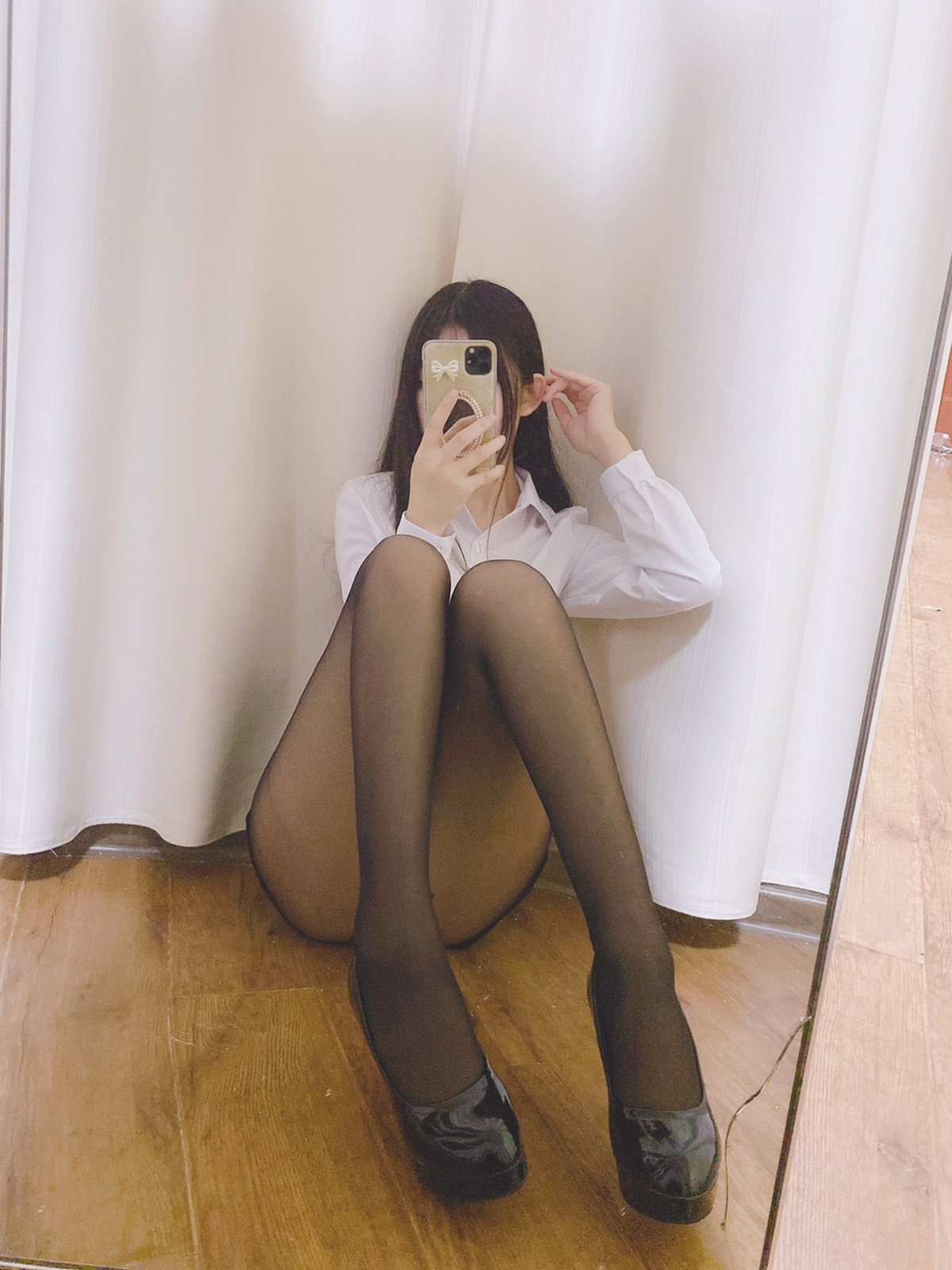 Xgyw.Net_网络美女Coser衣衣OL制服主题性感白衬衫配黑色短裙露超薄黑丝迷人诱惑写真26P