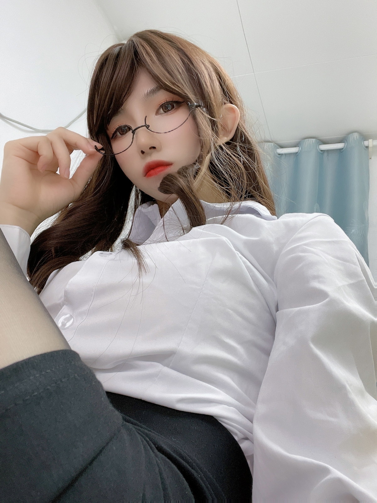 Xgyw.Net_网络美女Coser衣衣OL制服主题性感白衬衫配黑色短裙露超薄黑丝迷人诱惑写真26P