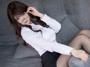 网络青春美女Coser衣衣OL工作服主题性感白衬衫配黑色短裙露超薄黑色丝袜迷人骚扰写真26P