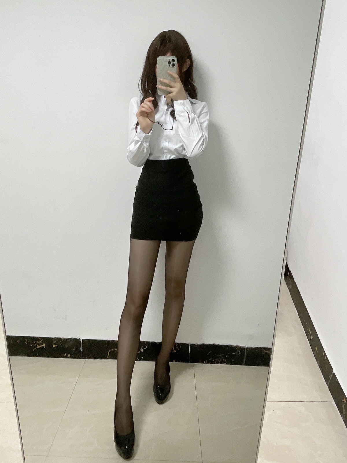 Xgyw.Net_网络美女Coser衣衣OL制服主题性感白衬衫配黑色短裙露超薄黑丝迷人诱惑写真26P