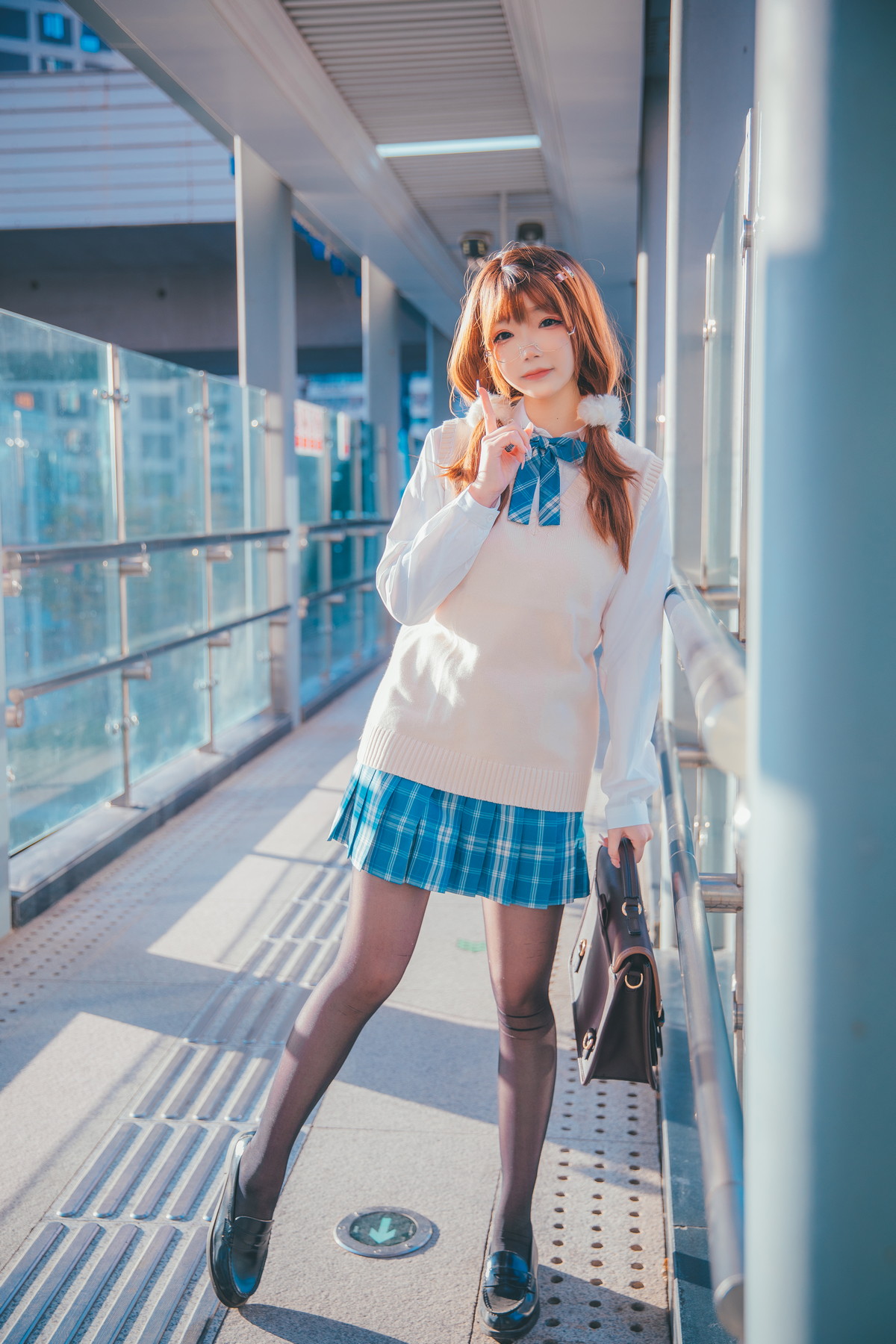 Xgyw.Net_Cos小姐姐雪琪JK夕阳主题学校里性感学生制服露超薄黑丝裤袜秀美腿迷人写真25P