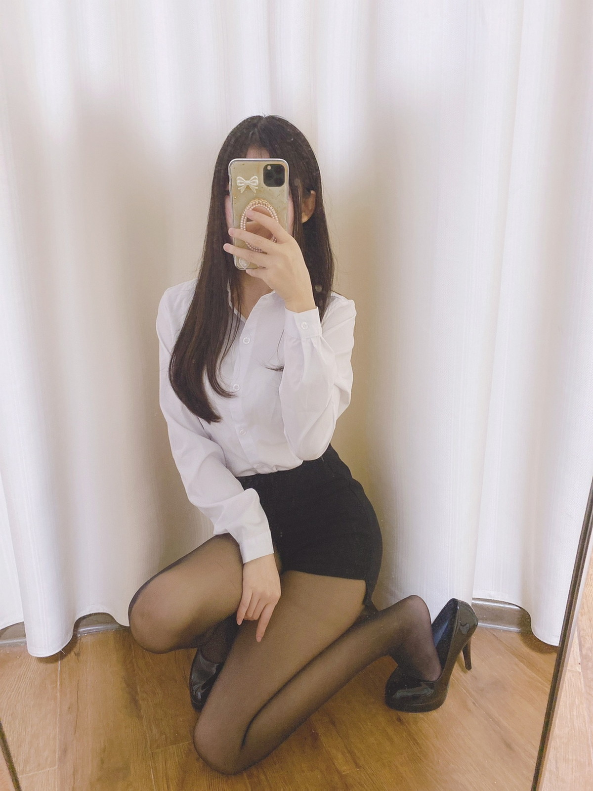 Xgyw.Net_网络美女Coser衣衣OL制服主题性感白衬衫配黑色短裙露超薄黑丝迷人诱惑写真26P