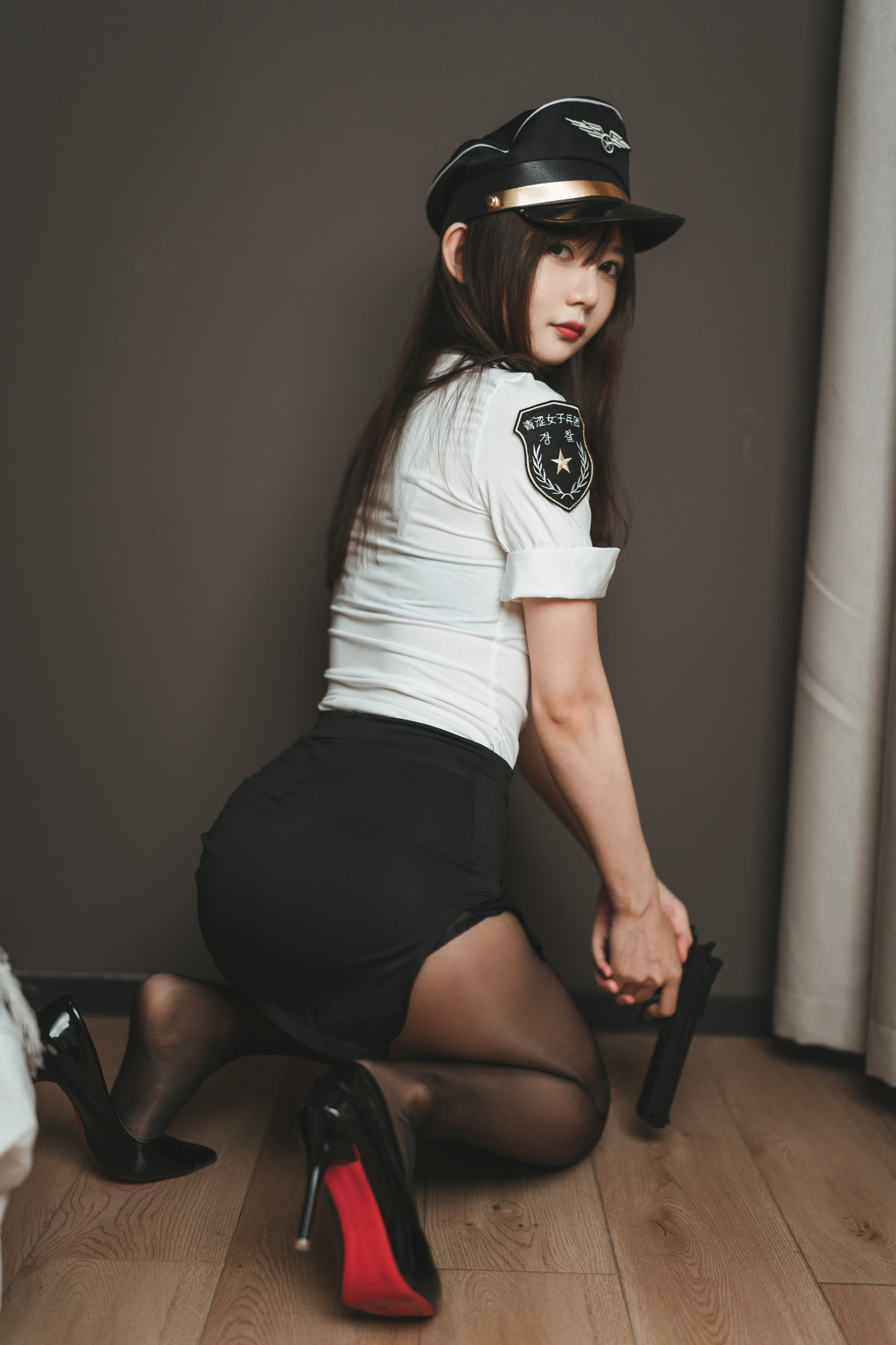 Xgyw.Net_网络美女51酱制服主题性感女警制服情趣捆绑半脱露黑色蕾丝内衣诱惑写真71P