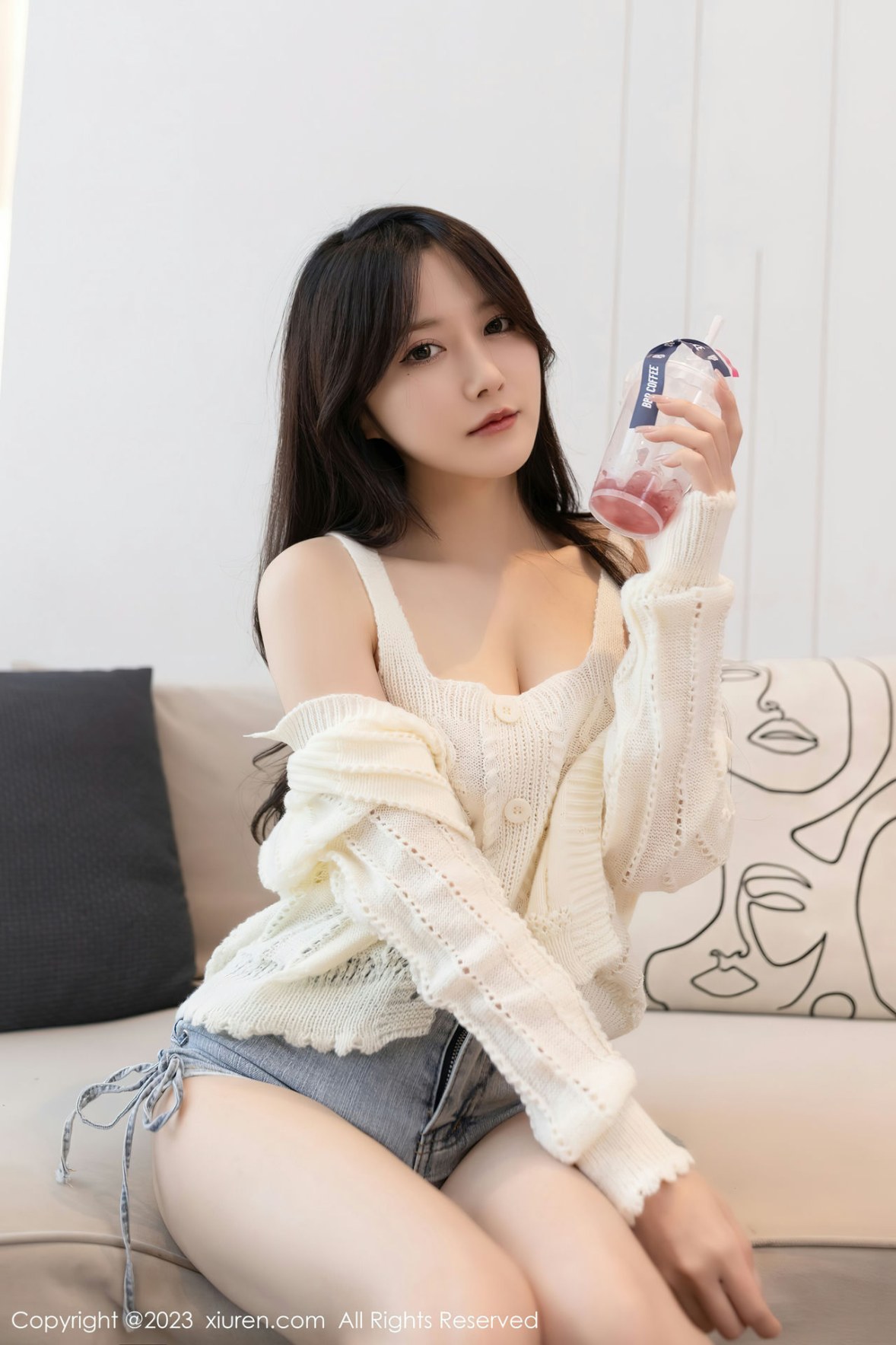 Xgyw.Net_XiuRen第6216期_模特鱼子酱Fish白上衣配性感牛仔短裤半脱秀完美身材诱惑写真78P