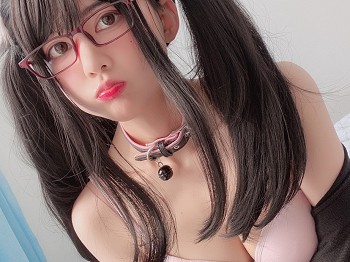 萌小小妹妹眼酱大魔王w黑猫主题脱黑色外衣露性感粉色内衣秀豪乳蜜桃臀骚扰写真26P