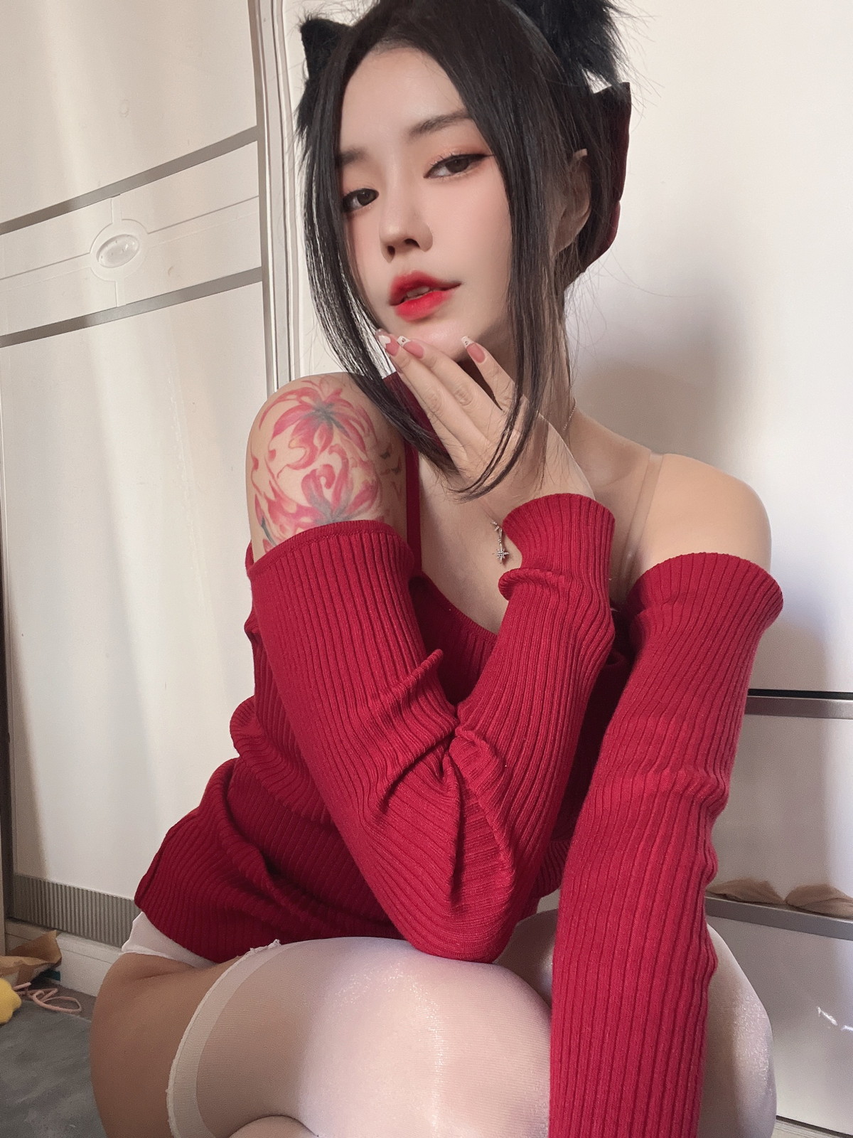 Xgyw.Net_网络美女汐圣诞特辑主题性感红色针织衣配白丝吊袜半脱露豪乳遮点诱惑写真51P