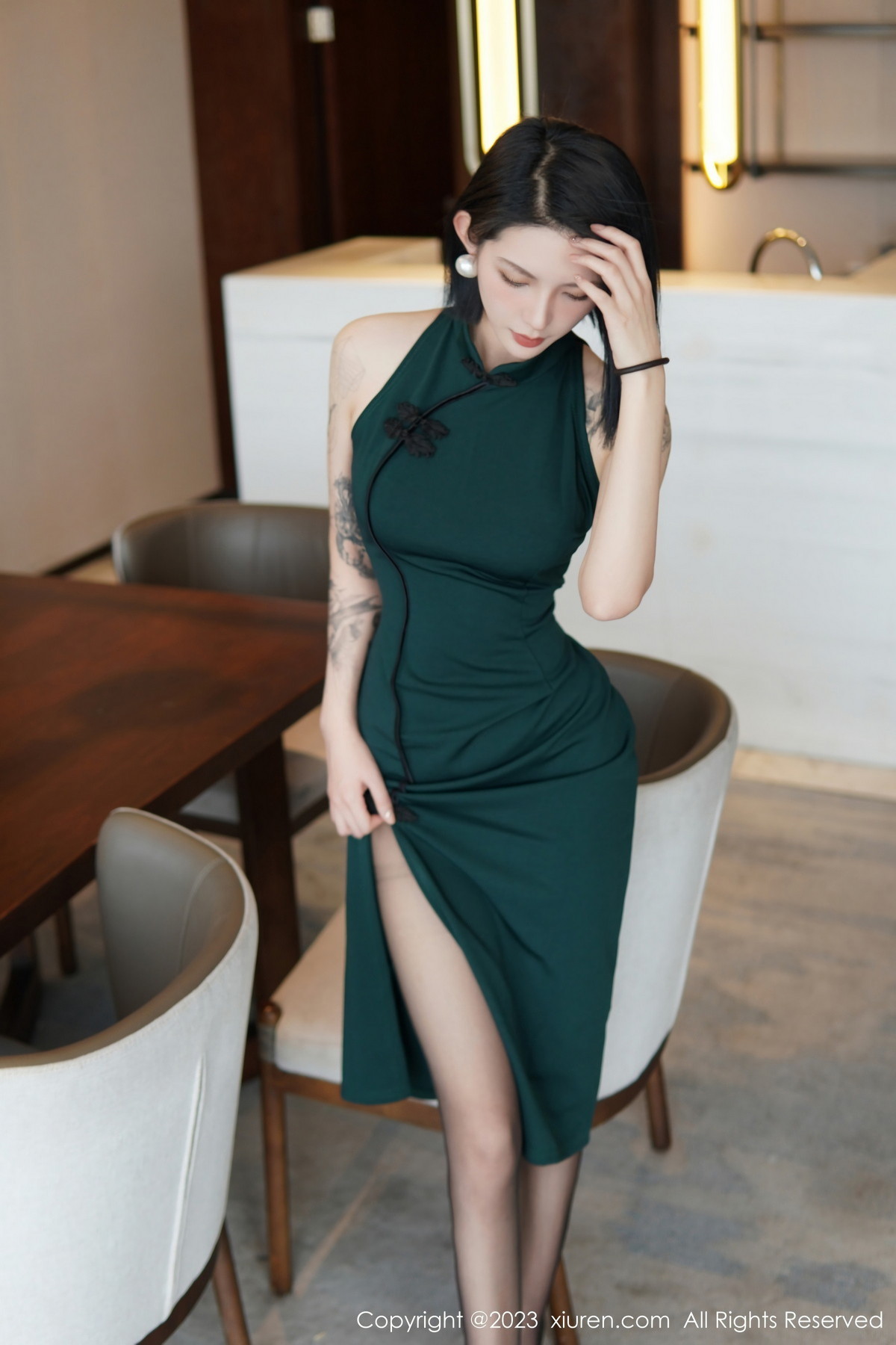 Xgyw.Net_XiuRen第6205期_模特乔一一脱深绿色旗袍服露性感黑色内衣配开档黑丝诱惑写真84P