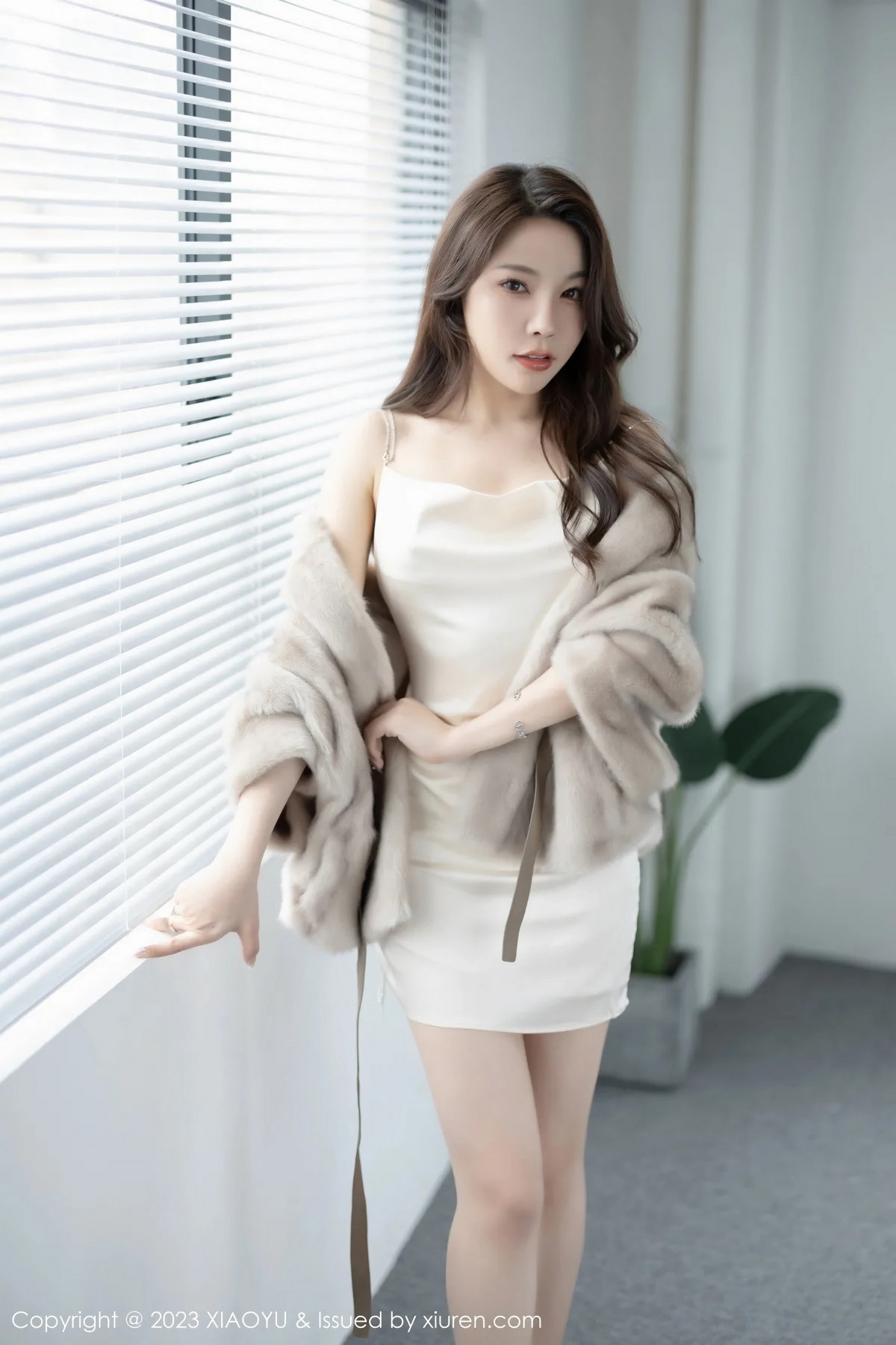 Xgyw.Net_[XiaoYu画语界]Vol.960_女神徐莉芝Booty性感米色吊带裙配原色丝袜秀娇美身段迷人写真85P