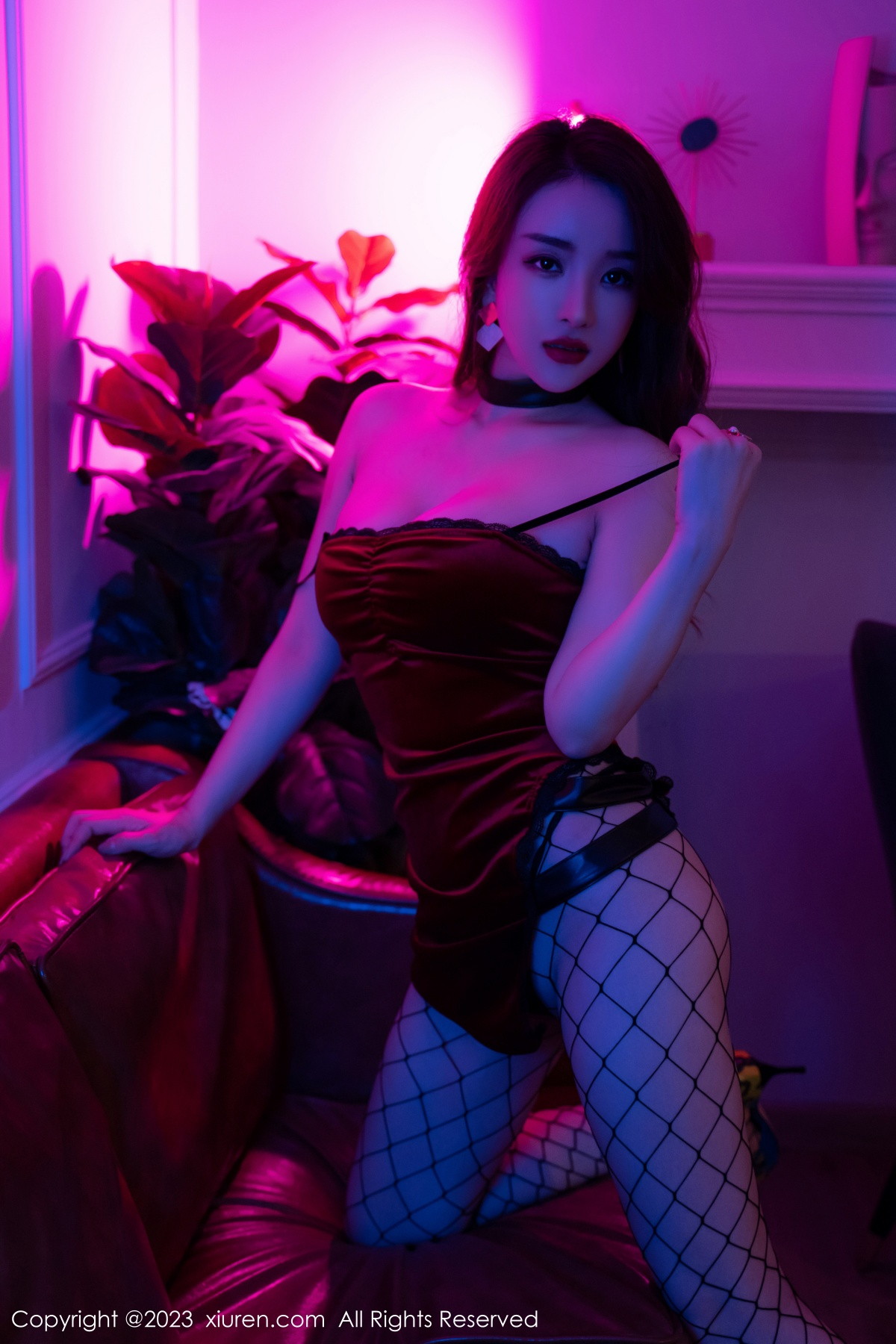 Xgyw.Net_XiuRen第6192期_新人雨儿1494性感红色吊带短裙配网格丝袜秀苗条身姿迷人写真60P