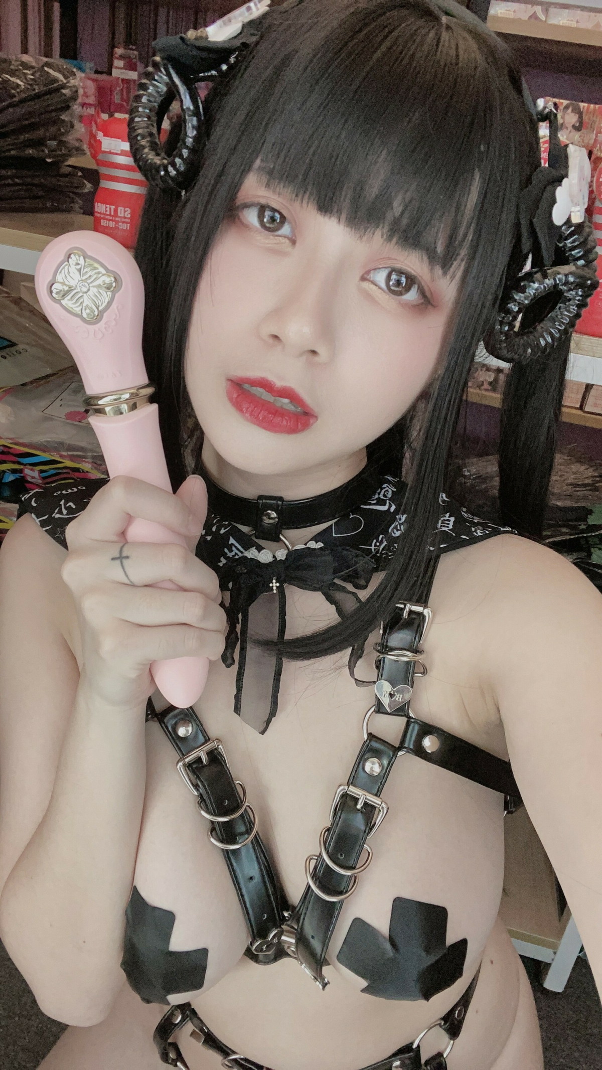 Xgyw.Net_网络美女Hieey Heika嗨兒魅魔主题性感黑色带子情趣服饰露豪乳遮点诱惑写真92P