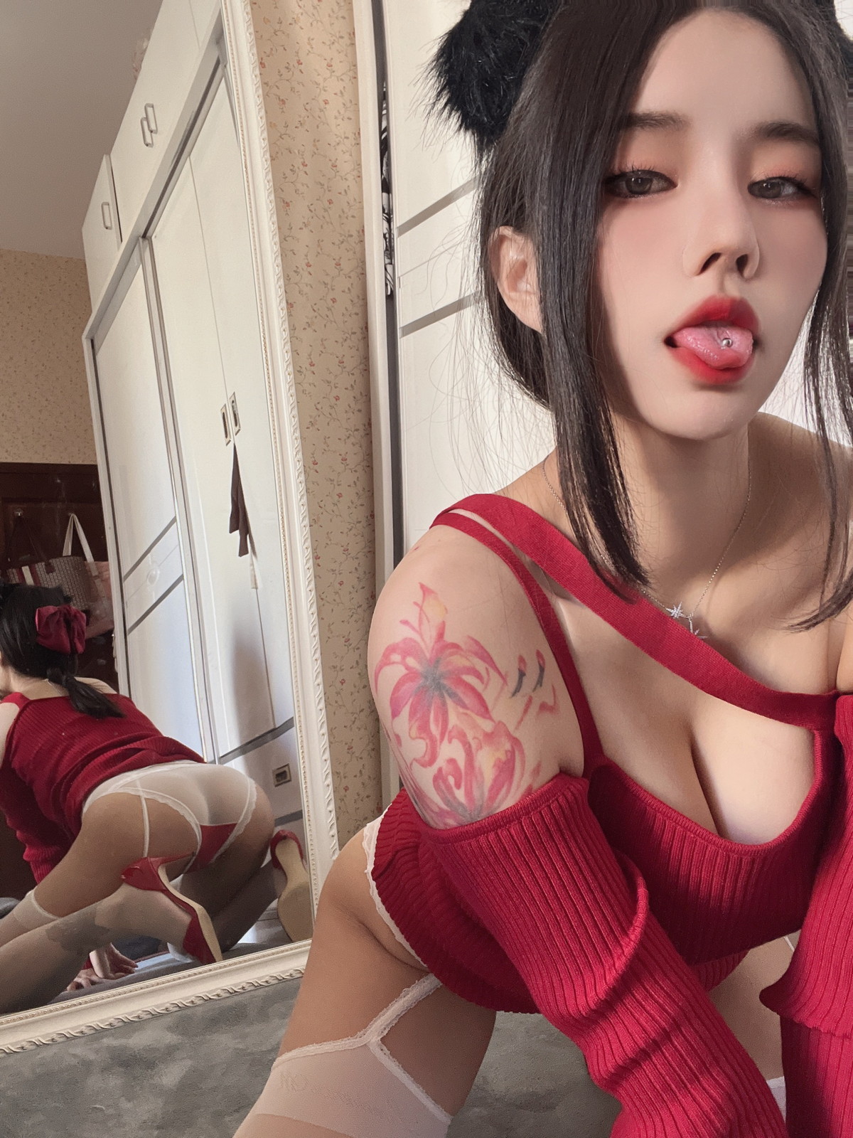 Xgyw.Net_网络美女汐圣诞特辑主题性感红色针织衣配白丝吊袜半脱露豪乳遮点诱惑写真51P