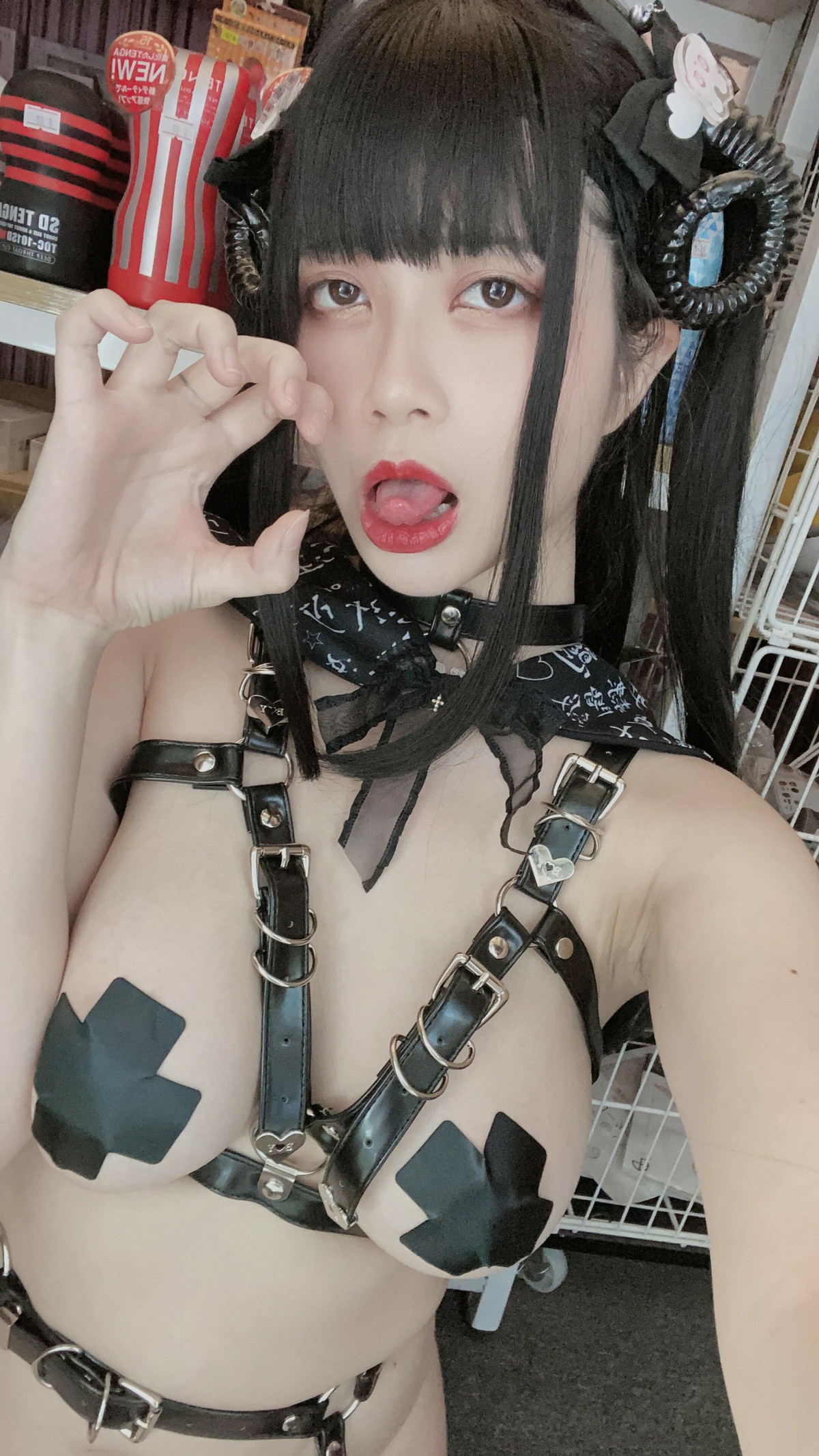 Xgyw.Net_网络美女Hieey Heika嗨兒魅魔主题性感黑色带子情趣服饰露豪乳遮点诱惑写真92P