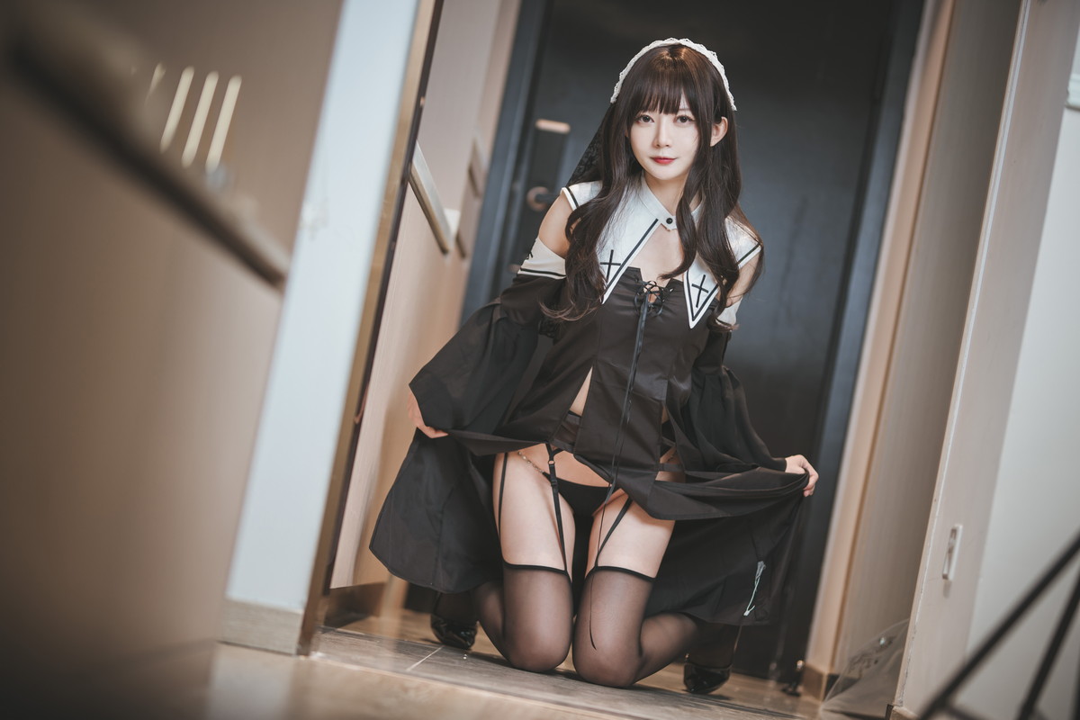 Xgyw.Net_网络美女51酱修女主题私房床上性感黑色修女服饰配黑丝吊袜秀翘臀美腿诱惑写真33P