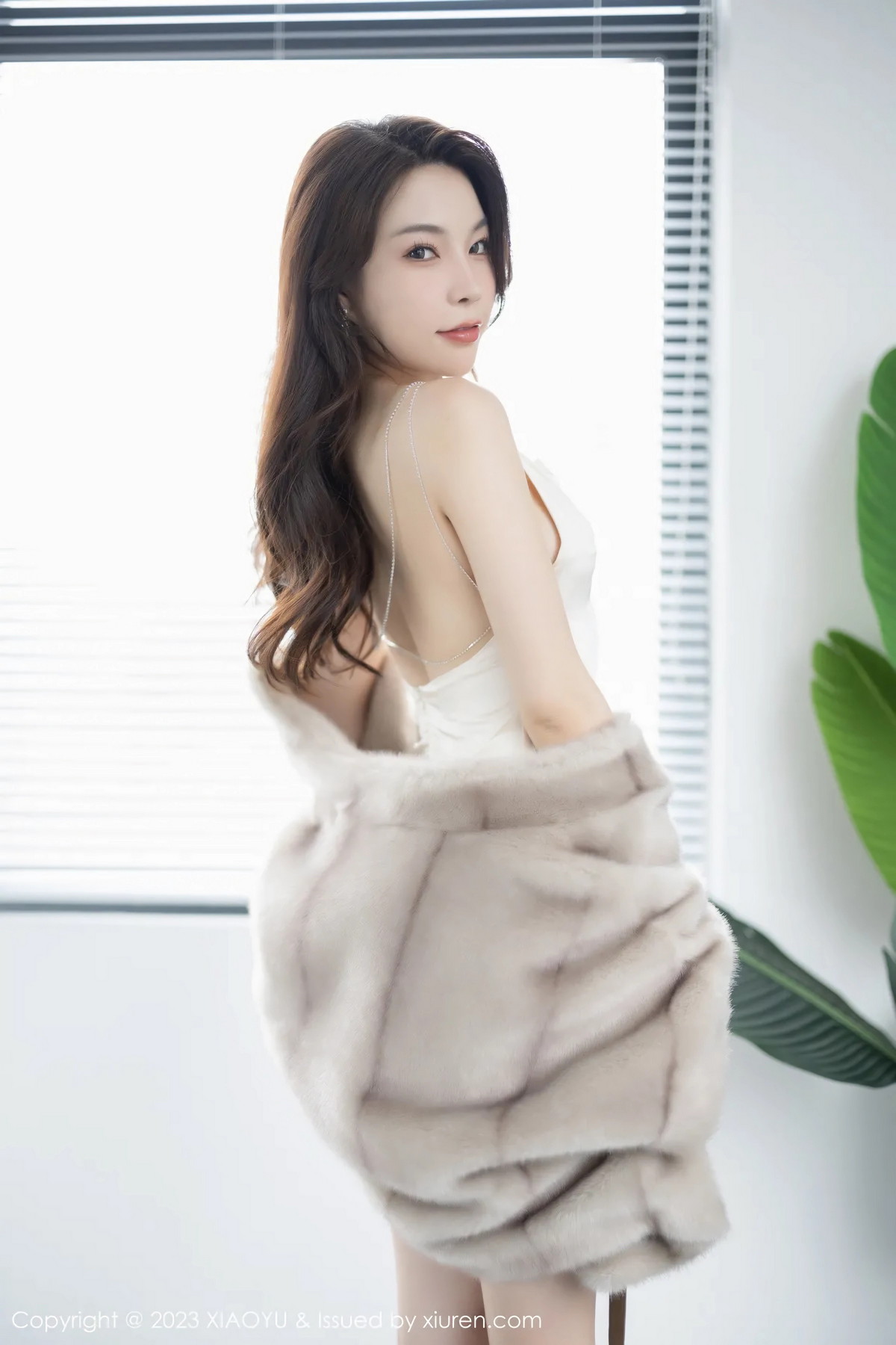 Xgyw.Net_[XiaoYu画语界]Vol.960_女神徐莉芝Booty性感米色吊带裙配原色丝袜秀娇美身段迷人写真85P