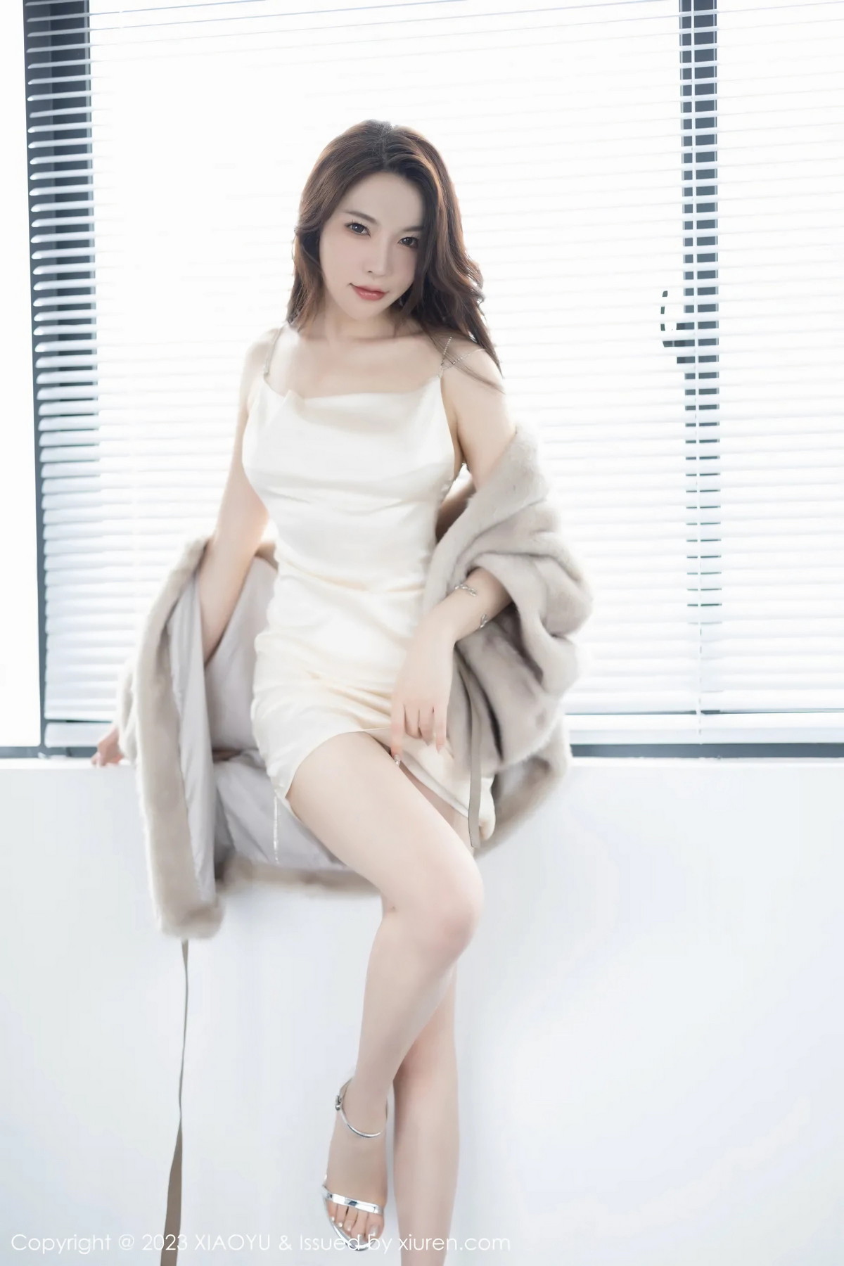 Xgyw.Net_[XiaoYu画语界]Vol.960_女神徐莉芝Booty性感米色吊带裙配原色丝袜秀娇美身段迷人写真85P