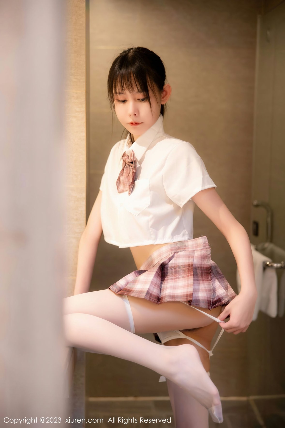 Xgyw.Net_XiuRen第6200期_新人模特甜佳佳浴室白色短款上衣配格子裙秀曼妙身姿迷人写真83P