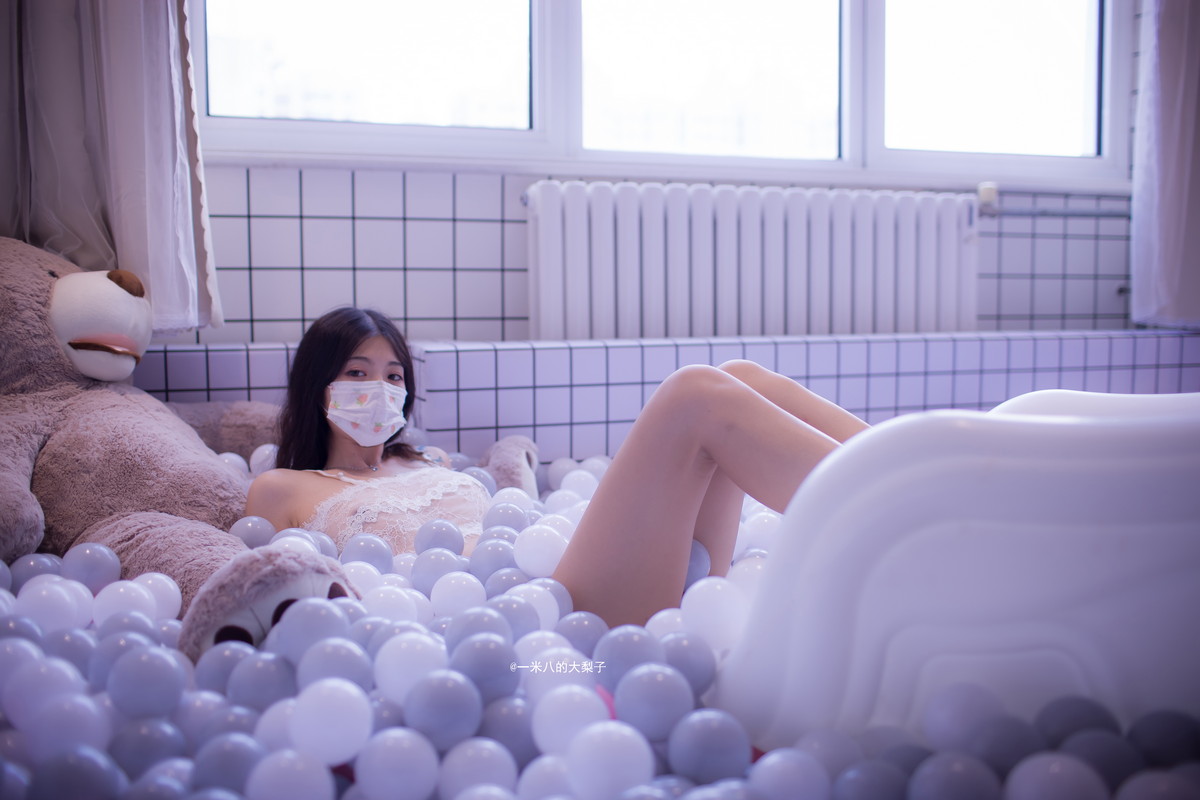 Xgyw.Net_网络美女一米八的大梨子海洋球主题波波池性感白色蕾丝内衣秀惹火身材诱惑写真32P