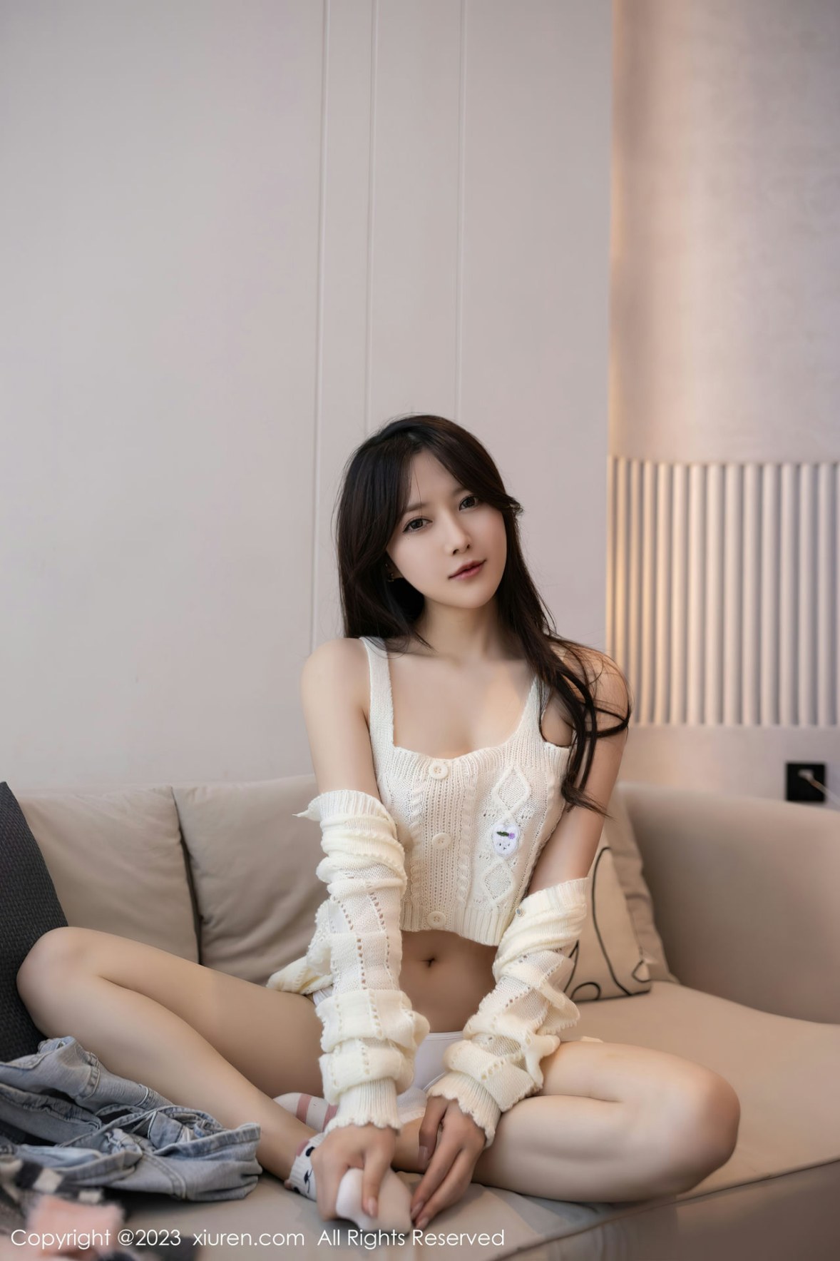 Xgyw.Net_XiuRen第6216期_模特鱼子酱Fish白上衣配性感牛仔短裤半脱秀完美身材诱惑写真78P