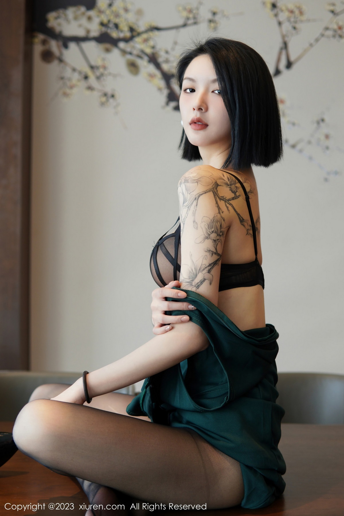 Xgyw.Net_XiuRen第6205期_模特乔一一脱深绿色旗袍服露性感黑色内衣配开档黑丝诱惑写真84P