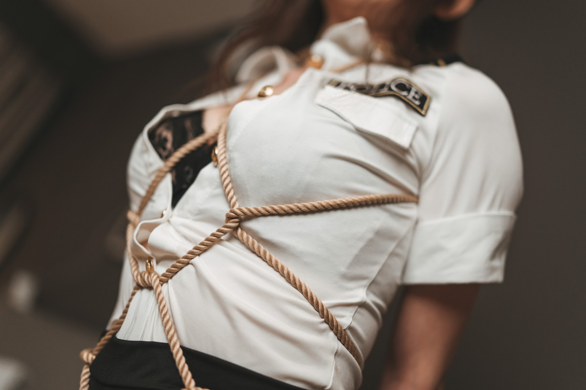 Xgyw.Net_网络美女51酱制服主题性感女警制服情趣捆绑半脱露黑色蕾丝内衣诱惑写真71P
