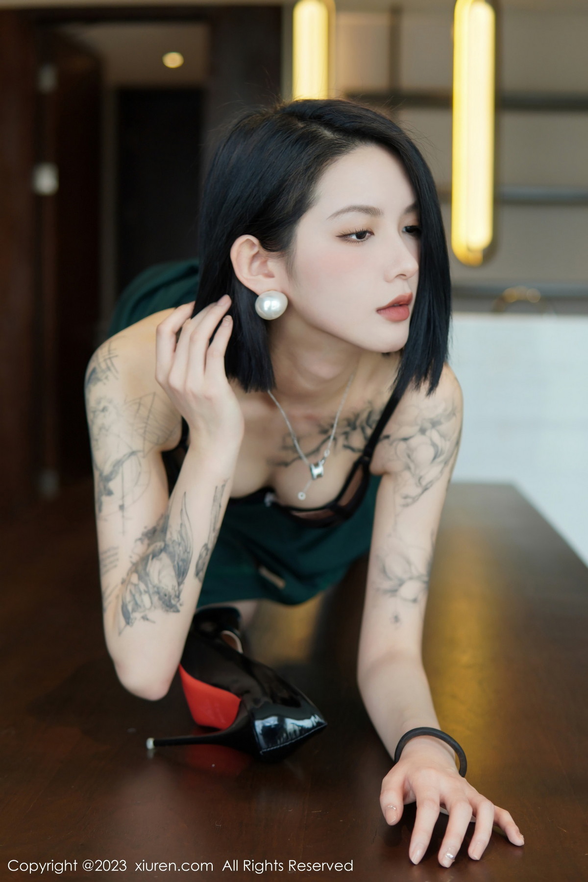 Xgyw.Net_XiuRen第6205期_模特乔一一脱深绿色旗袍服露性感黑色内衣配开档黑丝诱惑写真84P