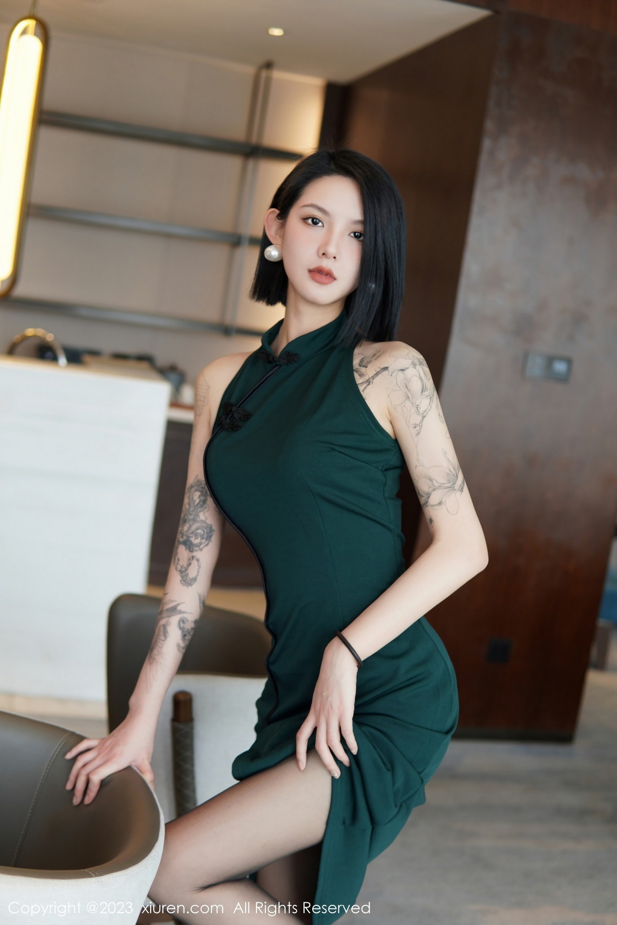 Xgyw.Net_XiuRen第6205期_模特乔一一脱深绿色旗袍服露性感黑色内衣配开档黑丝诱惑写真84P