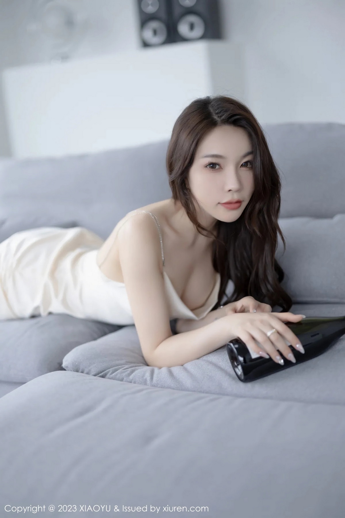 Xgyw.Net_[XiaoYu画语界]Vol.960_女神徐莉芝Booty性感米色吊带裙配原色丝袜秀娇美身段迷人写真85P