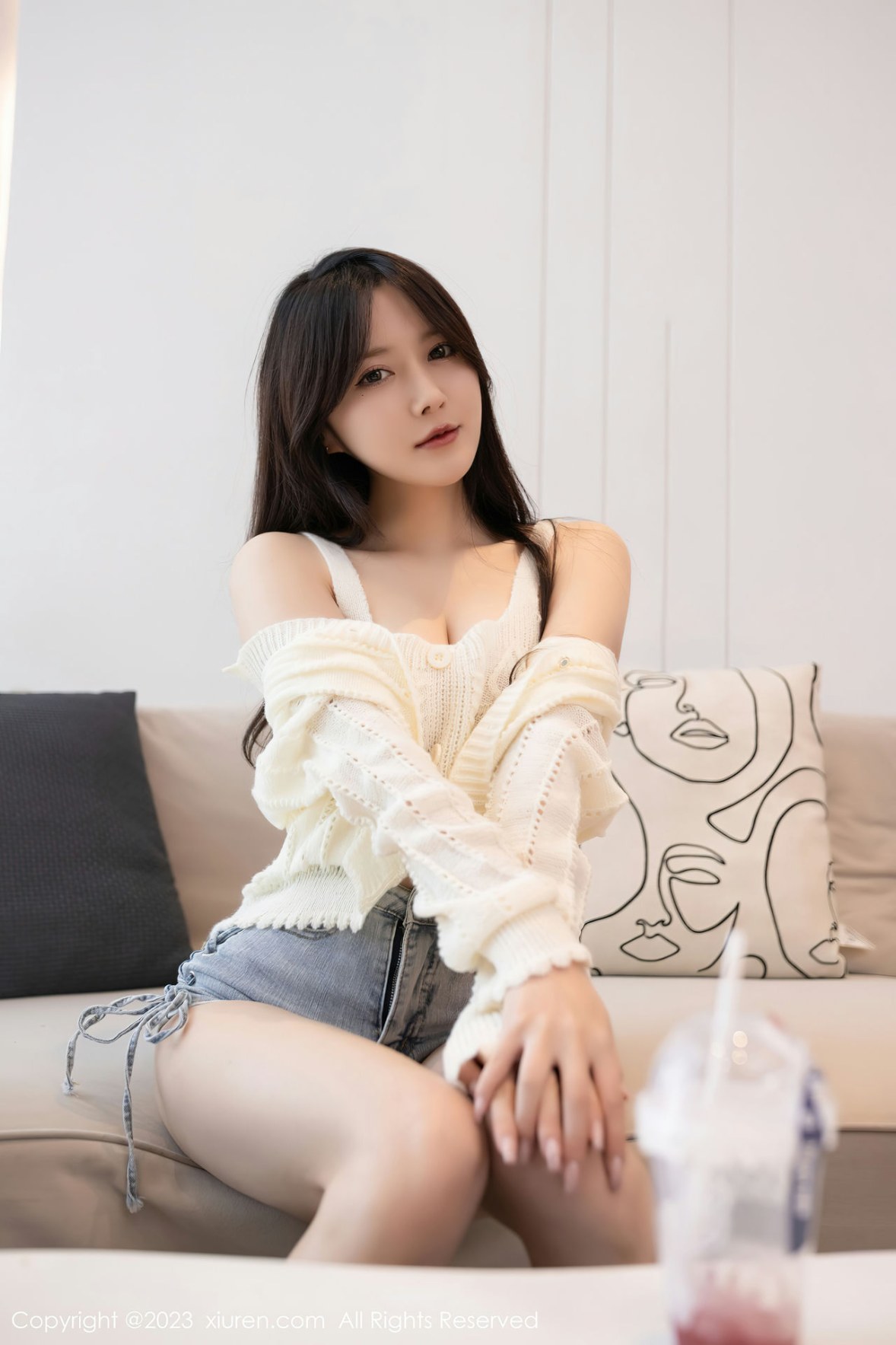 Xgyw.Net_XiuRen第6216期_模特鱼子酱Fish白上衣配性感牛仔短裤半脱秀完美身材诱惑写真78P