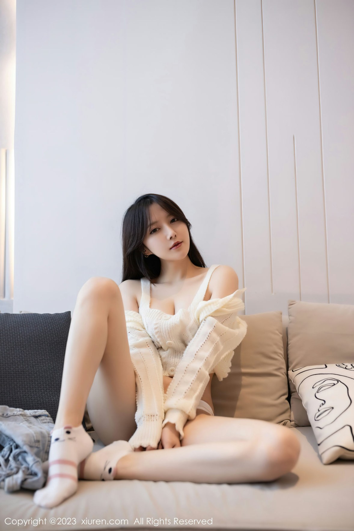 Xgyw.Net_XiuRen第6216期_模特鱼子酱Fish白上衣配性感牛仔短裤半脱秀完美身材诱惑写真78P